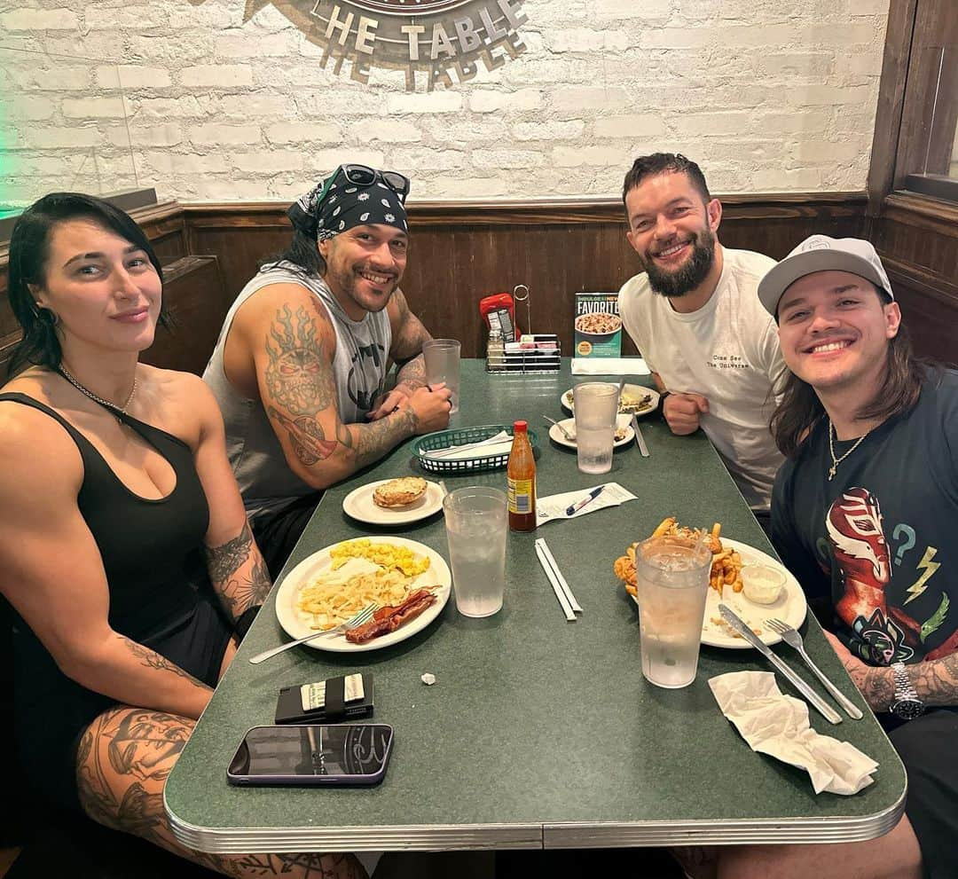 ファーガル・デヴィットさんのインスタグラム写真 - (ファーガル・デヴィットInstagram)「Breakfast at Ripleys @dominik_35 @archerofinfamy @rhearipley_wwe #thejudgmentday」5月30日 3時44分 - finnbalor