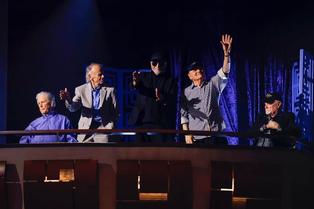 CBSさんのインスタグラム写真 - (CBSInstagram)「What do all of these music legends have in common? Good vibrations of course!🎶Join us TONIGHT at 9/8c for a special re-airing of a #GRAMMYSaluteBeachBoys on CBS!」5月30日 3時55分 - cbstv