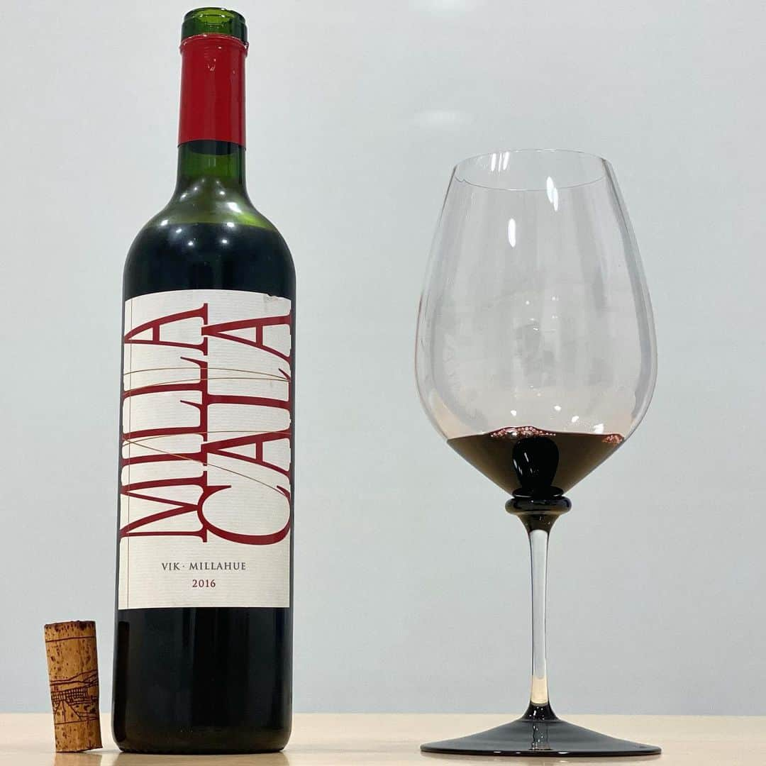 エンリケ・ソラ・クレメンテのインスタグラム：「El vino de esta noche es MILLA CALA 2016 de Viña VIK. Elaborado de 67% Cabernet Sauvignon, 17% Carmenere, 11% Merlot, 4% Cabernet Franc y 1% Syrah con una crianza durante 20 meses en barrica de roble francés. Fino, elegante y equilibrado. Este ensamblaje es un tributo a su origen: el encuentro entre el Nuevo Mundo y Viejo Mundo. "Milla" significa oro en Mapudungun, mientras "Cala" es la traducción al español de VIK. Degustado en Riedel Fatto A Mano Performance Cabernet Black Base. El 2004, Alexander & Carrie VIK se propusieron una meta muy ambiciosa: desarrollar viñedos de clase mundial para crear vinos únicos. Para encontrar el mejor terroir y lograr esta meta, reunieron un equipo de enólogos, climatólogos, geólogos, viticultores y agrónomos para realizar una búsqueda en Sudamérica. En el año 2006 adquirieron 4.500 hectáreas en Chile, en el Valle de Cachapoal. El lugar escogido fue Millahue, denominado por los mapuches (pueblo originario indígena chileno) "Lugar de Oro". El 2006 se plantaron las primeras vides en sólo 327 hectáreas. En VIK los conceptos de ciencia, tecnología y conocimiento son su base, la pasión es su motor y el vino es la expresión de su arte. Sus vinos holísticos son el resultado de un magnífico terroir trabajado con las mejores técnicas y prácticas vitivinícolas que puedan existir. Y una mención con cariño al artista Cristian Vallejo, Chief Winemaker, que es el responsable de todo el proceso que desemboca en cada botella que sale de la bodega. ( @cristian.vallejo.winemaker ). Viña Vik, vino y arte a los pies de Los Andes. Feliz semana!!!  ———————————————  #wine #winelover #winetasting #winetime #winery #winestagram #redwine #wineoclock #foodandwine #instawine #winelife #wineporn #whitewine #winenight #champagne #winenot #winetour #sommelier #vin #🍷 #vino #vinho #wein #cheers #vineyard #vik #viñavik #millacala #riedel」