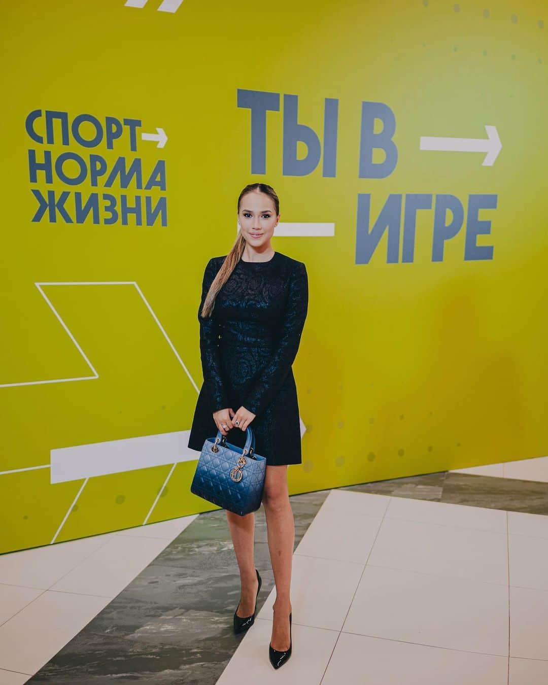 アリーナ・ザギトワのインスタグラム：「Спорт - это то, без чего я не могу представить свою жизнь ⛸️  Поэтому я всегда стараюсь поддерживать мероприятия, направленные на продвижение здорового образа жизни в нашей стране 💪🏻  Сегодня я приняла участие в Церемонии награждения участников Всероссийского конкурса спортивных проектов «Ты в игре!» 🌎  Надеюсь, деньги из призового фонда помогут развитию еще совсем небольших, но таких важных проектов ☺️  #тывигре2022 #спортнормажизни #нацпроектдемография」