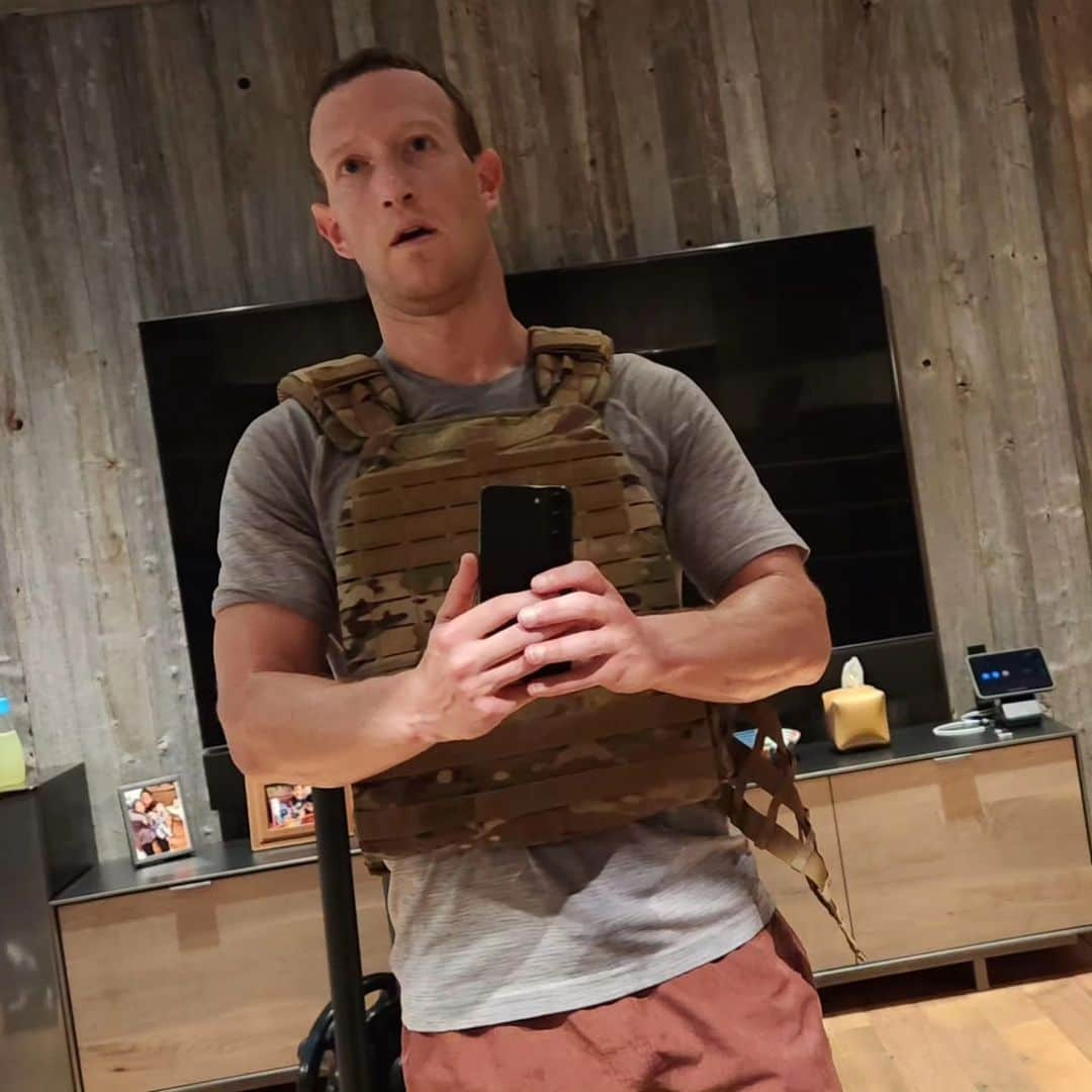 マーク・ザッカーバーグのインスタグラム：「I try to do the Murph challenge with the girls every Memorial Day as a tradition to honor those who defended us. One of Lt Murphy's favorite workouts was running a mile, then doing 100 pull ups, 200 push ups, 300 squats, and then running another mile -- all while wearing a 20lb weighted pack. This year I got it done in 39:58. The girls did a quarter-Murph (unweighted) in 15 mins!」