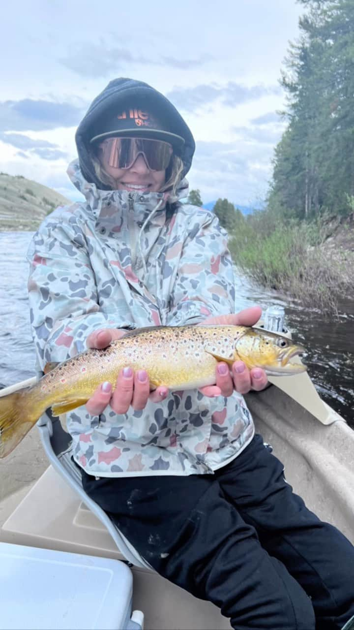 アラナ・ニコルズのインスタグラム：「Im grateful today and everyday for the men and women that fought and died for our freedom.  We just returned home from an extra special @accessunltd X @hi5sfoundation fly fishing trip to Montana and man, if there’s anything closer to what freedom feels like than being outdoors and floating a river, I don’t know what it is.   Thank you to all the people who believe in the power of recreation for healing and hope. @eddiebauer @monsterenergy @xtratuf @smithoptics without your support, we wouldn’t be able to provide these trips or include our wounded vets in these life changing experiences. We are so thankful!!!  @silverbowclubmt you all are truly friends of the fam, thank you for making that trip EPIC!  #flyfishing #highfives #highfivesathlete #memorialday #freedom @roytuscany @daniloveslife_ @jessealberi @jmurphvt @kelsdogger @dirttbarbie @hollazoella @bondakai @mason_branstrator @dean_ahrens44 @yunggravy」