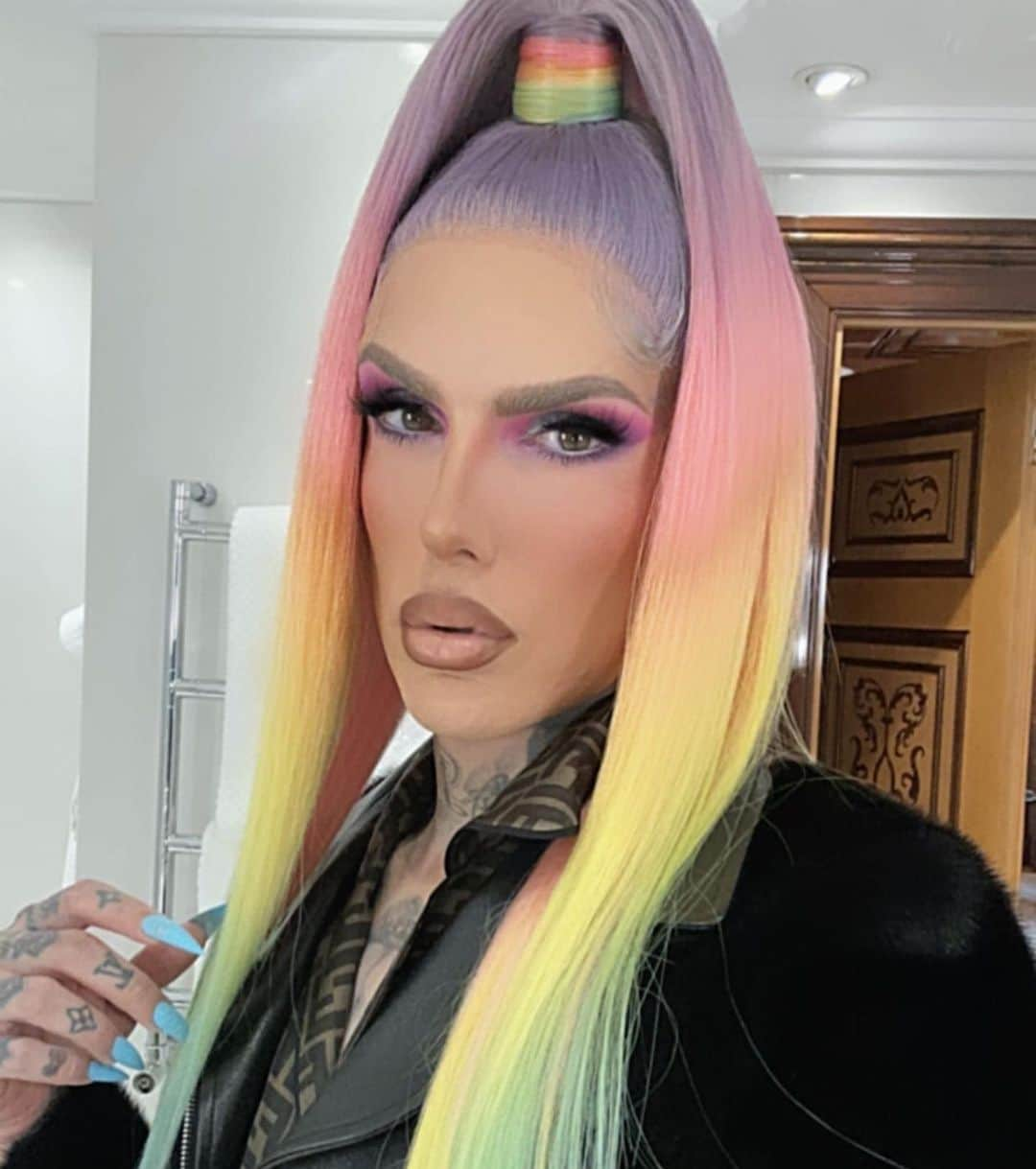 Jeffree Star Cosmeticsさんのインスタグラム写真 - (Jeffree Star CosmeticsInstagram)「Hello Makeup Lovers!! 💖 Jeffree here… I just wanted to give you guys a quick life update, and also say thank you for being so understanding… A few days ago my best friend AKA my 14 year old #Pomeranian Diva passed away and it’s been really difficult for me. I was in the hospital with him for 12 days before he came home.. it’s been a whirlwind of emotions, but I will be back to posting regular makeup content on here starting tomorrow 🙏🏻💖 Even though my heart is heavy, I’m grateful and blessed to have spent over a decade with him, and created millions of memories 💯」5月30日 4時13分 - jeffreestarcosmetics