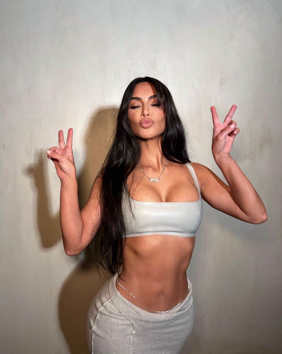 E! Onlineさんのインスタグラム写真 - (E! OnlineInstagram)「Kim Kardashian is sharing her list of must-haves in a man—including "one of her biggest turn ons." She fills us in at the link in our bi🦷. (📷: Instagram)」5月30日 4時30分 - enews