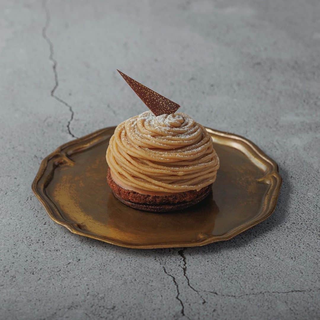 Decadence du Chocolatのインスタグラム：「《cut cake》  今回は一味違う「和栗のショコラモンブラン」。 チョコ屋さんならではのほろ苦いチョコレートのムースを使用しており、これが濃厚なマロンクリームととても相性が良いんです！ 土台にはクッキーも使用しているので、サクサクっとした食感もお楽しみ頂けます！✨  デカダンスならではのモンブランお楽しみ下さい！  #decadanceduchocolat  #デカダンスドュショコラ  #モンブラン」
