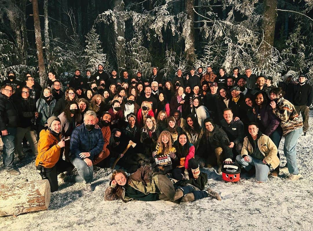 サミー・ハンラティさんのインスタグラム写真 - (サミー・ハンラティInstagram)「WARNING! Season 2 finale spoilers!   This group right here is INCREDIBLE!! I am so grateful to not only our incredible cast but our crew who is the heart of the show!♥️ I adore and love every person that makes @yellowjackets what it is (that includes all of you guys of course!)I cried so hard watching this episode! @juliettelewis is and will forever be one of the greatest parts of this show. Juliette is one of the most incredible actors EVER! We won’t be the same without adult Nat. I do know this tho…@soapy.t is going to carry on showing all the beautiful parts that is Natalie and I can’t wait to see it! This season was heartbreaking, wild, funny, cleaver, and batshit crazy! Can’t wait to continue our story with seasons 3!  #yellowjackets #showtime #bts #finale」5月30日 4時24分 - sammihanratty