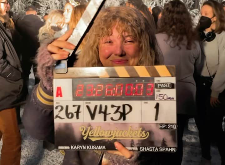 サミー・ハンラティのインスタグラム：「WARNING! Season 2 finale spoilers!   This group right here is INCREDIBLE!! I am so grateful to not only our incredible cast but our crew who is the heart of the show!♥️ I adore and love every person that makes @yellowjackets what it is (that includes all of you guys of course!)I cried so hard watching this episode! @juliettelewis is and will forever be one of the greatest parts of this show. Juliette is one of the most incredible actors EVER! We won’t be the same without adult Nat. I do know this tho…@soapy.t is going to carry on showing all the beautiful parts that is Natalie and I can’t wait to see it! This season was heartbreaking, wild, funny, cleaver, and batshit crazy! Can’t wait to continue our story with seasons 3!  #yellowjackets #showtime #bts #finale」