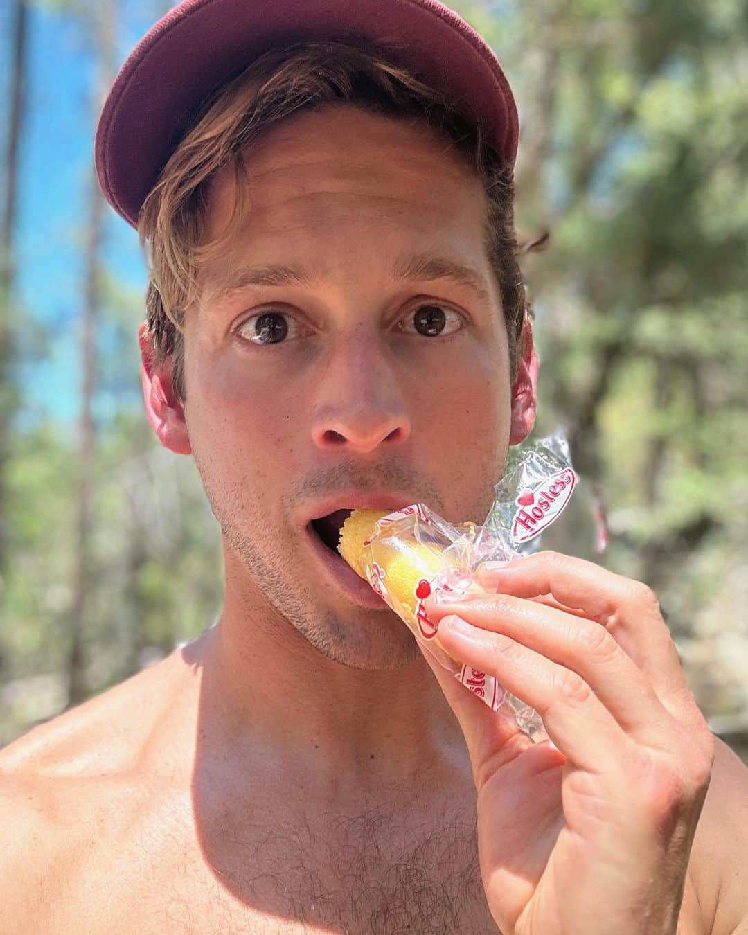 マックス・エマーソンのインスタグラム：「I was specifically told that these calories don’t count when you’re camping.」