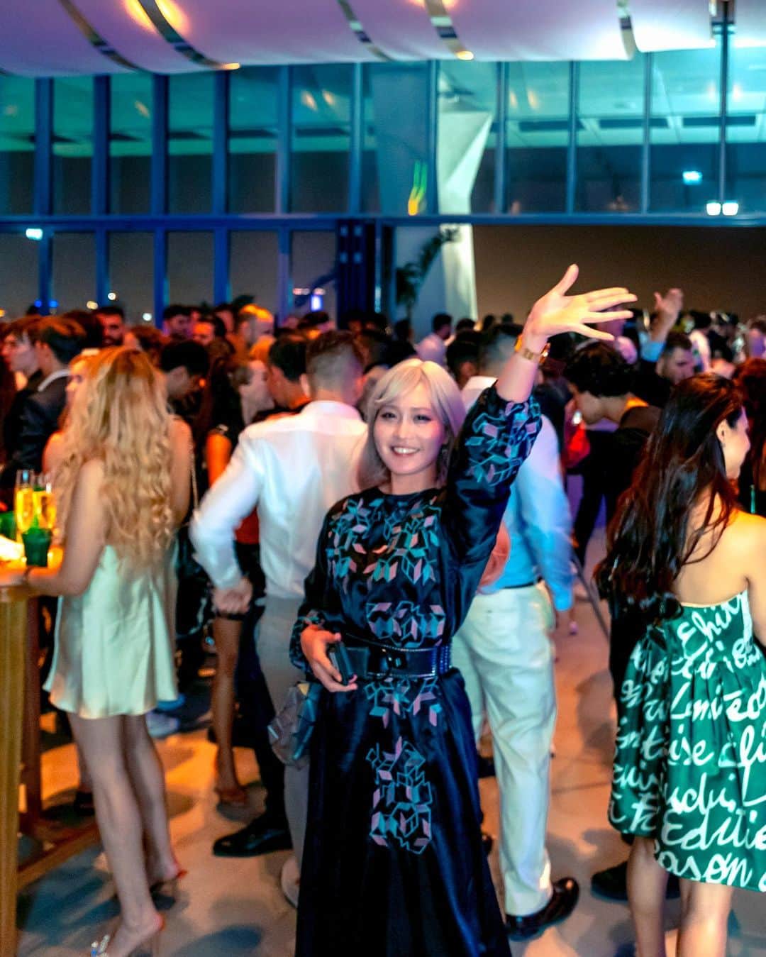 関口愛美さんのインスタグラム写真 - (関口愛美Instagram)「Spaace Odyssey Web3 Party at Aura skypool Dubai🍸  Photo @kitsunetsuki.jp   Thank you for the great party!  #dubai #artsdao #spaaceoddessy #dubaiskypool #auraskypool #dubainight #dubaiparty #poolside #portraitphotography」5月30日 4時48分 - sekiguchiaimi