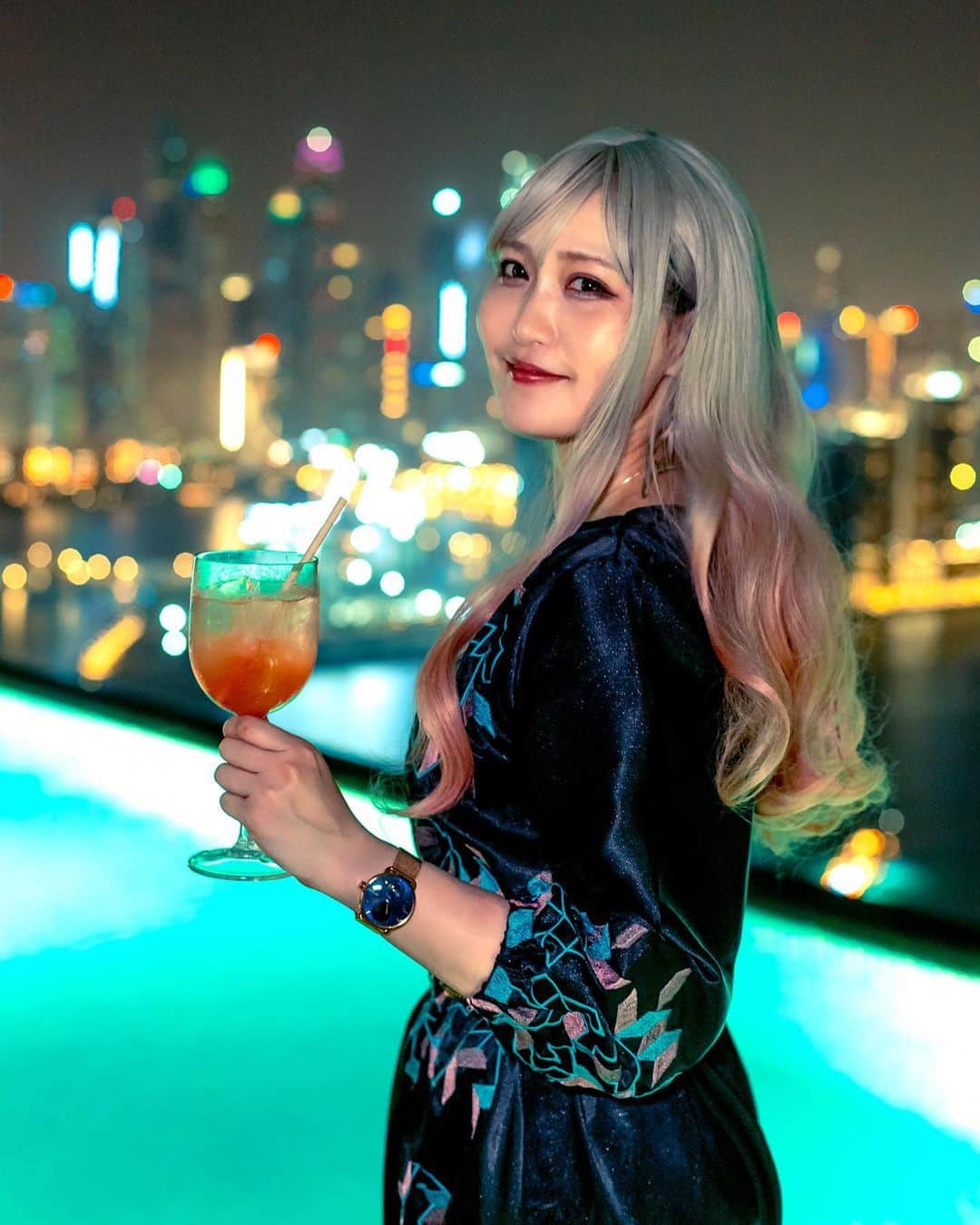 関口愛美のインスタグラム：「Spaace Odyssey Web3 Party at Aura skypool Dubai🍸  Photo @kitsunetsuki.jp   Thank you for the great party!  #dubai #artsdao #spaaceoddessy #dubaiskypool #auraskypool #dubainight #dubaiparty #poolside #portraitphotography」
