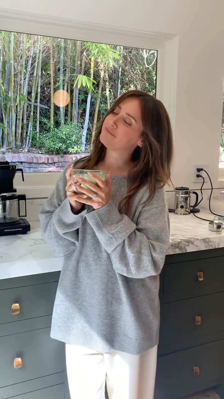 アシュレイ・ティスデイルのインスタグラム：「As a busy mom and founder, I rely on my morning rituals to help me start each day feeling energized and focused. A short meditation, a cup of matcha with lactose-free dairy milk, and some movements have been my morning staples. You guys know I have been dairy-free for a long time but recently found out I can handle lactose-free milk! It’s still dairy milk with all its 13 essential nutrients included, so it’s been such a game changer for me with no gut issues! What’s your favorite way to fuel the day? @gonnaneedmilk #ad #gonnaneedmilk」