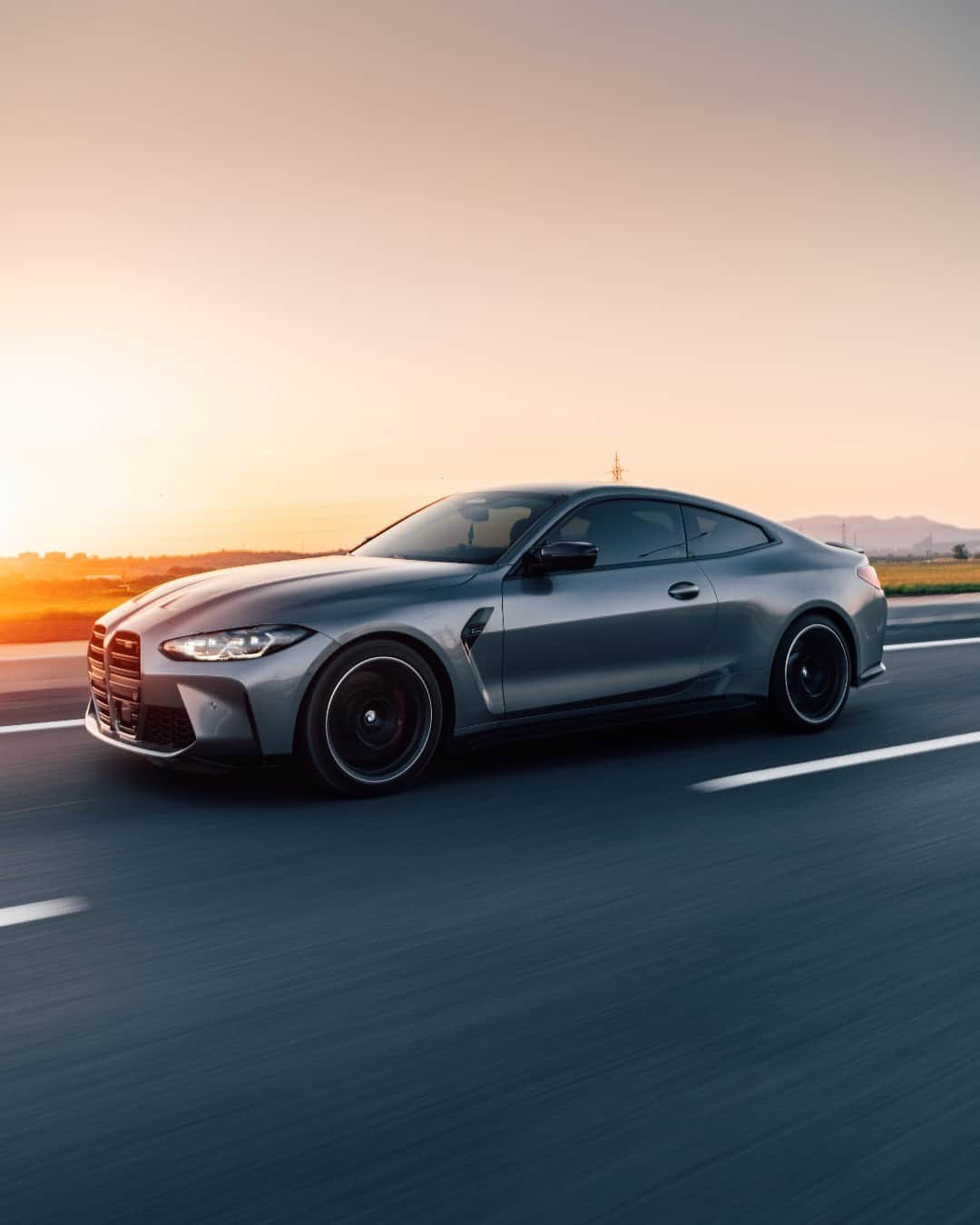 BMWのインスタグラム：「That golden glow 😍  📸: @Photo_berk #BMWRepost   The BMW M4 Coupé. #THEM4 #BMWM #M4 #BMW #MPower  __ BMW M4 Coupé: Combined fuel consumption: 10.1–9.9 l/100 km. Combined CO2 emissions: 230–226 g/km. All data according to WLTP.  Further info: www.bmw.com/disclaimer」