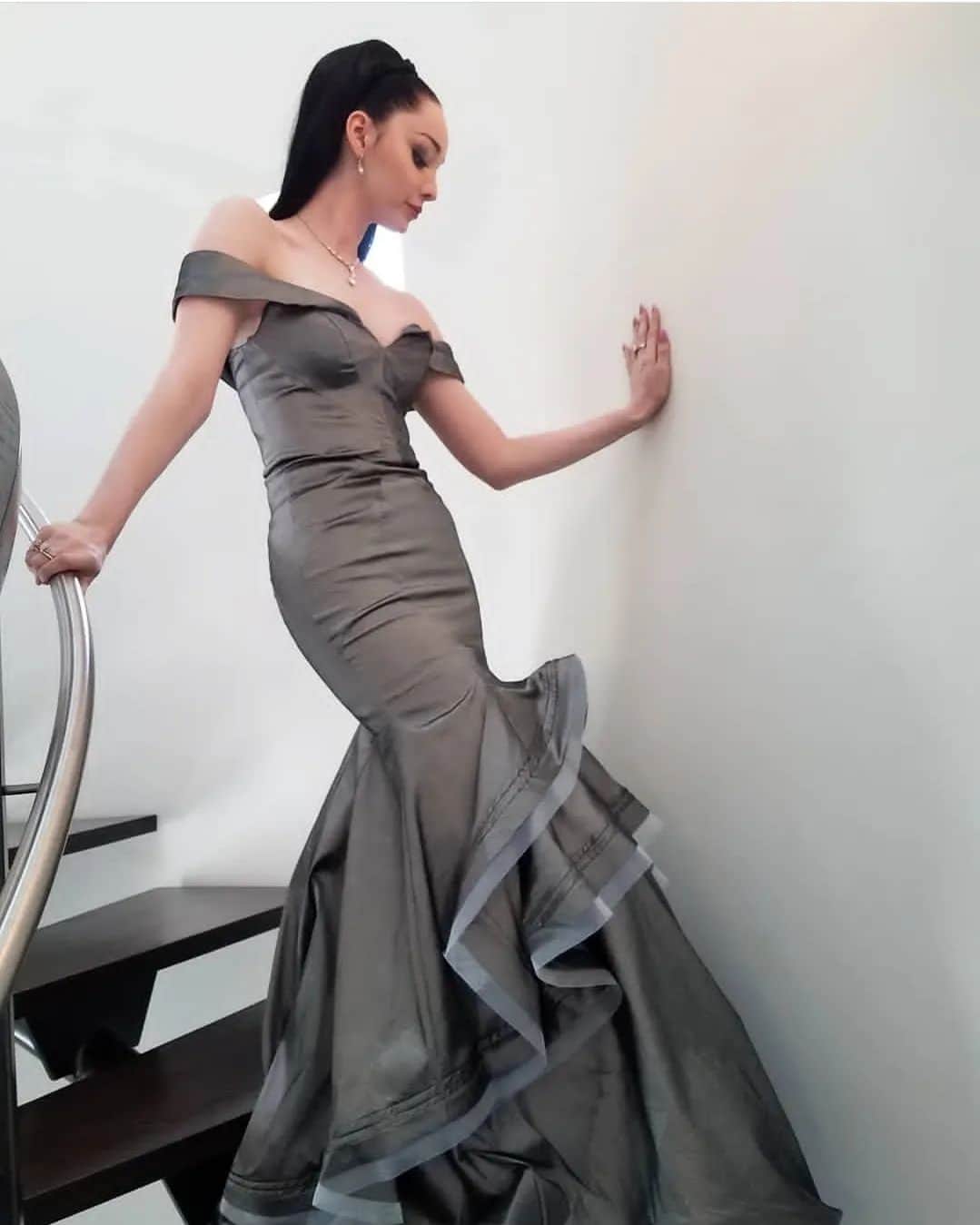 エマ・デュモンのインスタグラム：「Selling this gown. Link in bio ❤️」