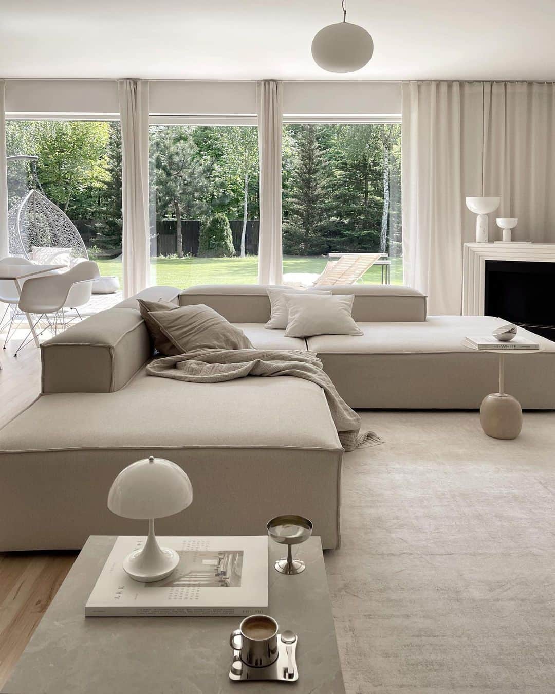 のインスタグラム：「Warm minimalism.  (Via @dekorator_wnetrz) #MyDomaine」