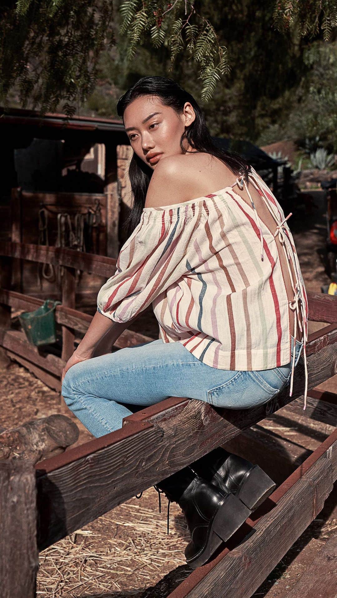 motherdenimのインスタグラム：「A Little Tied Up.  The Market Peasant Blouse in Taffy Treat & The insider Crop Step Fray In Limited Edition.」