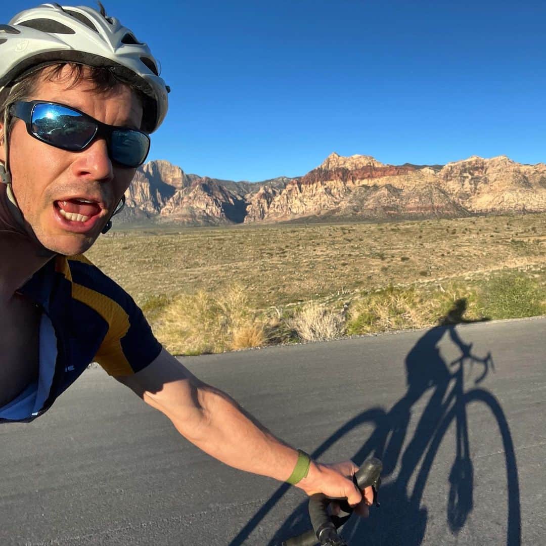 アレックス・オノルドのインスタグラム：「@iamspecialized hooked me up with a new bike for a potential big bike adventure this summer. We’ll see if it all happens, but I’m frantically trying to build up some biking fitness as quickly as possible… it’s one of those classic things - having good equipment helps, but really you just have to train with it all the time… at least the Red Rock loop is the perfect training ride.」