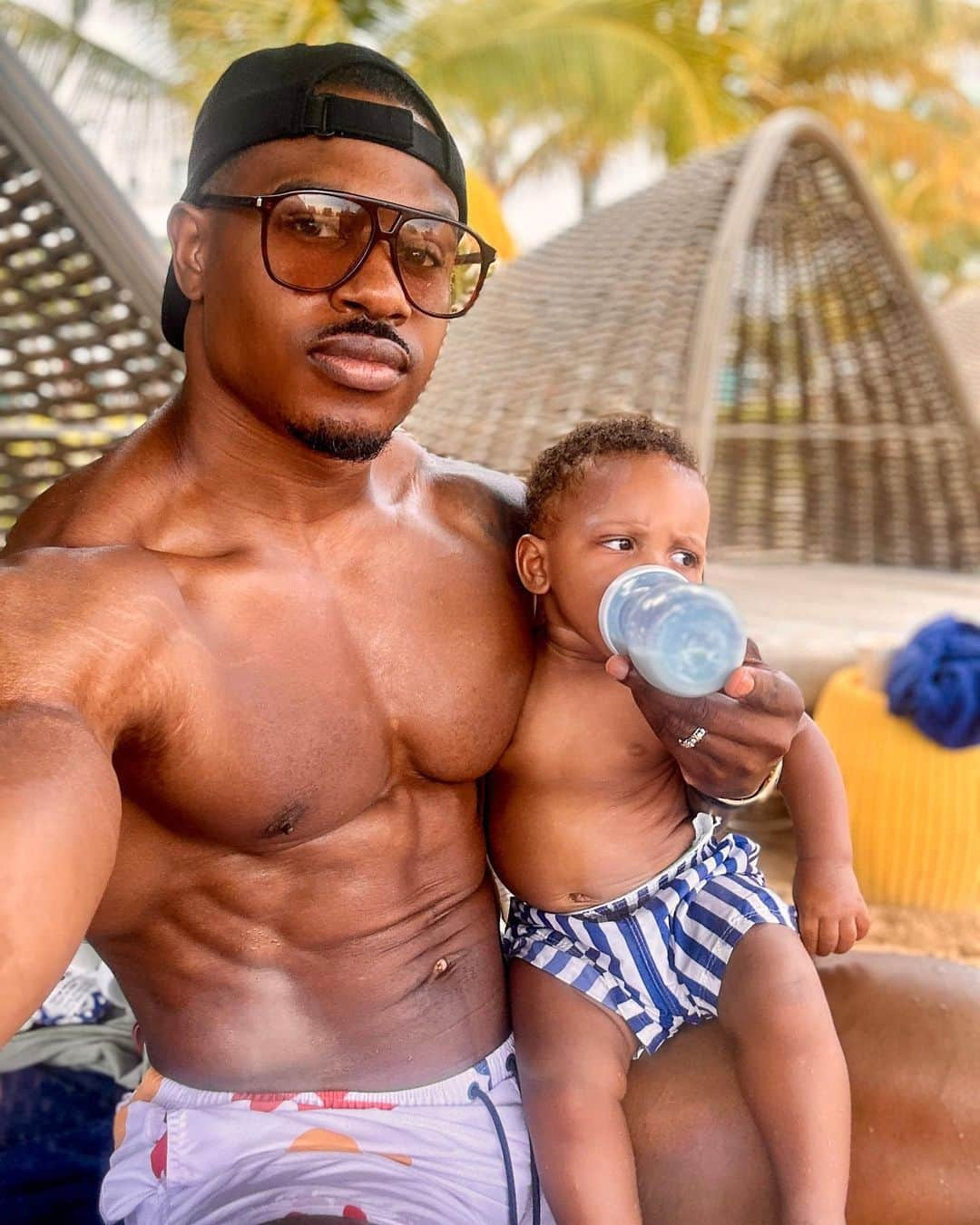 Simeon Pandaさんのインスタグラム写真 - (Simeon PandaInstagram)「Me and @asherpanda_ enjoying the Sun rays ☀️ (I’m also enjoying Wray and Nephew 🇯🇲😁)」5月30日 5時30分 - simeonpanda