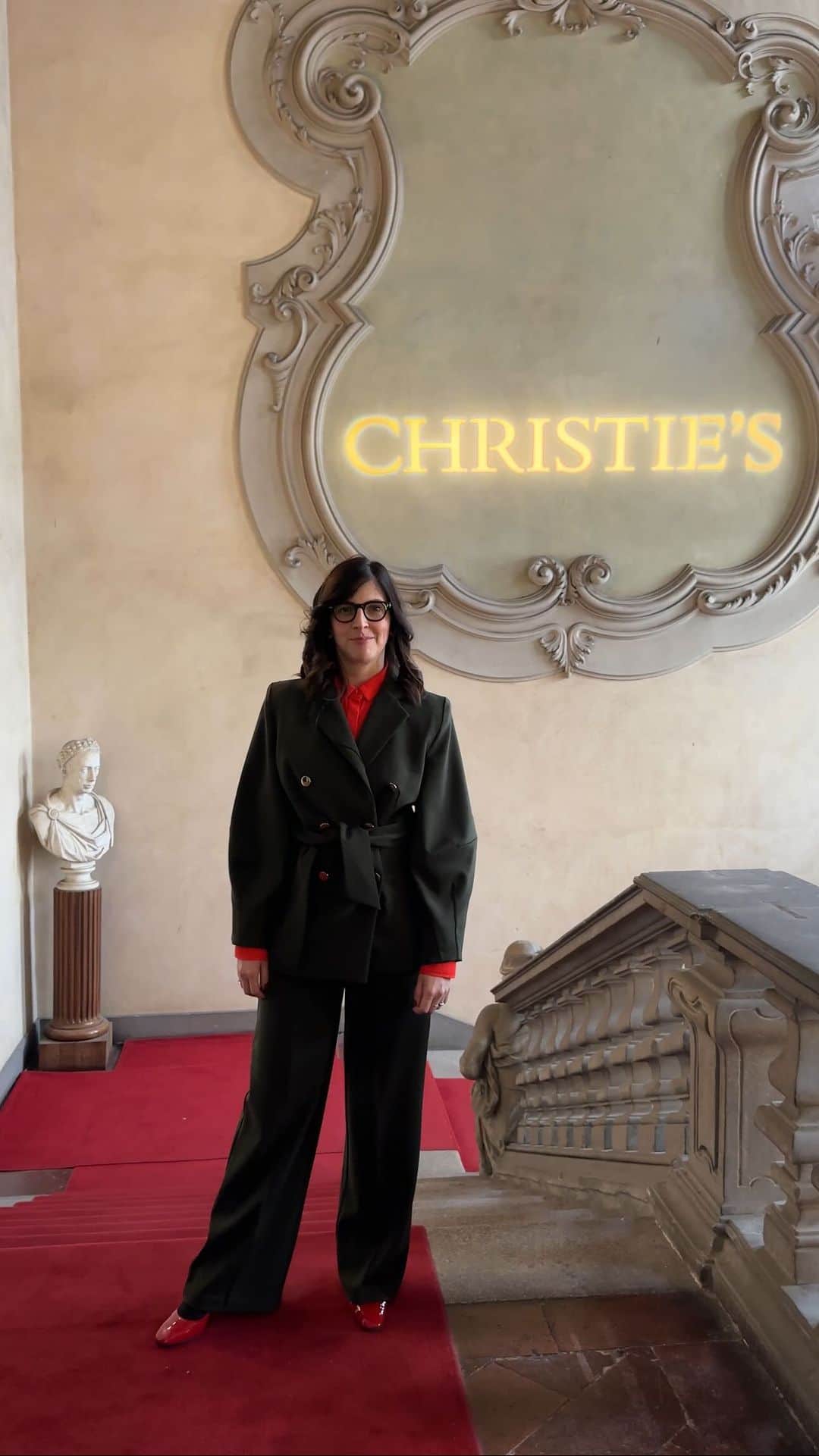 クリスティーズのインスタグラム：「🔊 Join Head of Sale, Elena Zaccarelli as she takes us through some of the highlights of Christie’s Milan 20th/21st Century Online Sale.    Rendered in yellow enamel, ‘Senza Titolo’ (1961) is a magnificent example of Mario Schifano’s Monochromi (Monochromes): the series which propelled the artist to international stardom in the 1960s.    With its dazzling all-red surface, ‘Drummer Brigade’ is a striking example of Salvatore Scarpitta’s bandaged works. Executed in 1963, it demonstrates the evolution of his extraordinary material language following his move to America five years earlier.    ‘Catrame Nero T’ (1951) is a rare and majestic work by Alberto Burri from the collection of his most eminent critic: Enrico Crispolti.    📍Explore the sale online until 20th/21st Century Milan Online Sale.    #ChristiesMilan #AlbertoBurri #MarioSchifano #SalvatoreScarpitta @elezaccarelli」