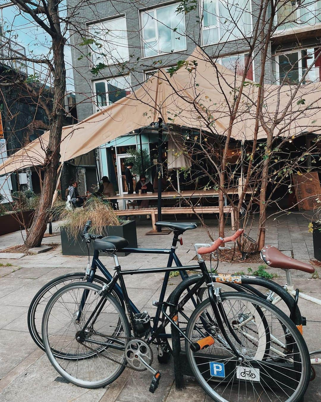 Yu-kiさんのインスタグラム写真 - (Yu-kiInstagram)「Lunch @pophamsbakery 🥐 ランチメニューは変わるけど、間違いないおすすめはここのデニッシュ達☝🏻私的にどこのよりも美味しいと思う🫶🏻久しぶりに食べたメープルベーコンのデニッシュもおいしかった☺️次はCardamom bun食べよ！ ロンドンも物価がどんどん上がっているのを最近より感じていて、このデニッシュも£6(日本円で1000円😅)になっていた、、おいしいし大満足だから全然良いけど、いろいろ考えてしまう今日この頃🥺#londonlunch#ロンドンランチ#pophamsbakery」5月30日 5時35分 - yu_ki96