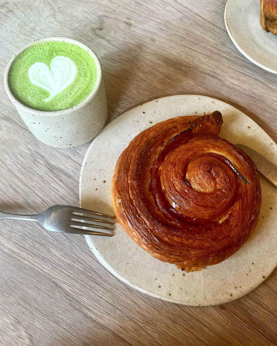 Yu-kiのインスタグラム：「Lunch @pophamsbakery 🥐 ランチメニューは変わるけど、間違いないおすすめはここのデニッシュ達☝🏻私的にどこのよりも美味しいと思う🫶🏻久しぶりに食べたメープルベーコンのデニッシュもおいしかった☺️次はCardamom bun食べよ！ ロンドンも物価がどんどん上がっているのを最近より感じていて、このデニッシュも£6(日本円で1000円😅)になっていた、、おいしいし大満足だから全然良いけど、いろいろ考えてしまう今日この頃🥺#londonlunch#ロンドンランチ#pophamsbakery」