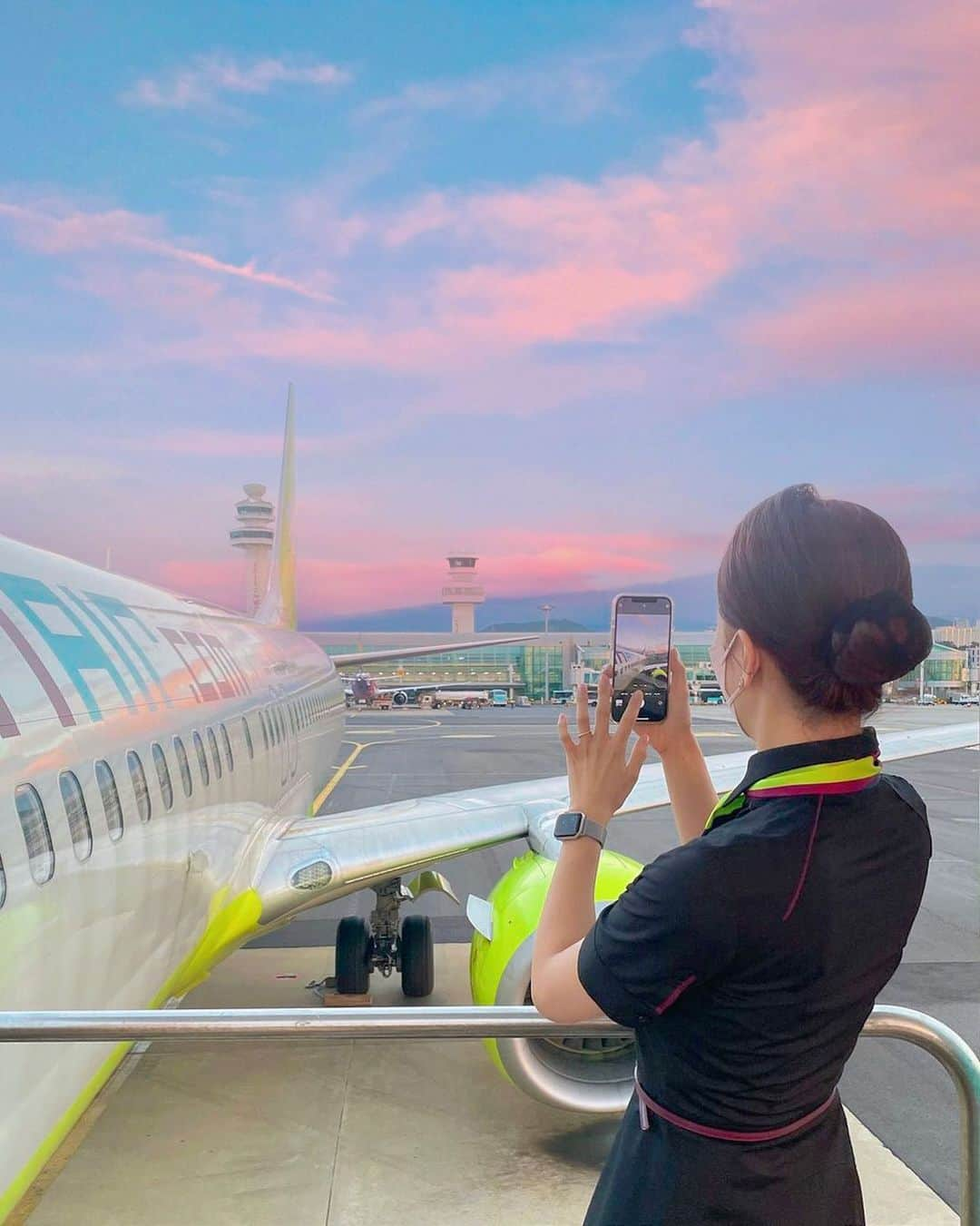 ジンエアーのインスタグラム：「잠시 발을 멈춰 하늘을 바라보는 여유☁️ 우리 진심이들이 바라보는 하늘도  예쁘게 물들었길💚  📷by @seulki_l_」