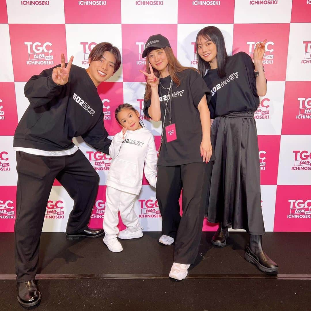 小松彩夏さんのインスタグラム写真 - (小松彩夏Instagram)「⁡ ⁡ まだまだ『TGC teen ICHINOSEKI 2023』のときの写真が沢山あるので載せていきます✨ ⁡ 今回【502EASY】ステージのトップバッターを歩いていただいた「なこなこカップル」の こーくんさん、なごみさんと望蘭ちゃんと📸 ⁡ 私の想いが叶って【502EASY】のステージを 歩いていただくことになりました...🥹❤️ ⁡ 実際にお会いしたお人柄も とっても素敵でした...🥺✨ ⁡ 私、ステージを見た後で顔が グシャグシャですみません😝💦 ⁡ トップバッターでこの3人が出てきた瞬間から涙腺が破壊されました...😭😭😭❤️ ⁡ 本当にカッコよく【502EASY】を表現してくださってありがとうございました😭❤️ ⁡ ⁡ 今回「なこなこカップル」のお2人に着用いただいたアイテムは、現在 @502easy 公式ECサイトで緊急発売中です🚨この機会に是非❣️ ⁡ また、こちらのカラー違いが6月6日より、池袋PARCO本館B1にてスタートするPOP UPUPSTOREにて販売予定❣️ ⁡ こちらもお楽しみに〜😉💕 ⁡ ----------------------------------------------------------- ⁡ 【502EASY POP UP STORE@池袋PARCO】 🔸開催日時:2023.6.6(火)〜6月11日(日) 　　11:00〜21:00 🔸会場:池袋PARCO本館 B1 ⁡ ----------------------------------------------------------- ⁡ #TGC #tgcteen #tgcteenichinoseki #tgcteenichinosekifes2023  #なこなこカップル #こーくん #なごみ ちゃん #望蘭ちゃん  #502EASY #小松彩夏  #一関観光大使  #一関 #岩手」5月30日 16時31分 - official_ayaka_502