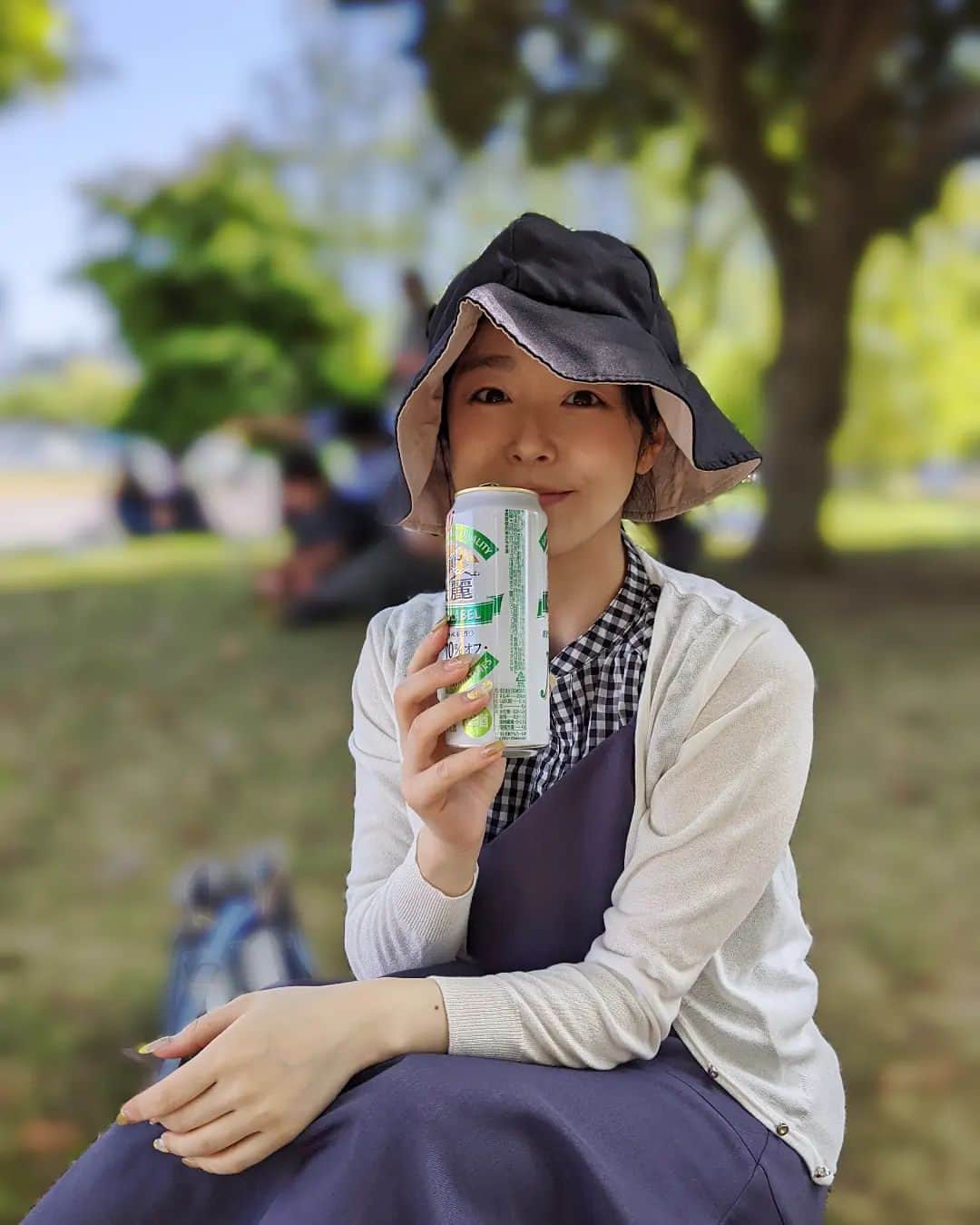 米澤かおりのインスタグラム：「. GW頃の一枚🌞 屋外で飲みたいけれど 日は浴びたくないというジレンマ🌀 で、こうなりました🫡 映えてないけど満喫はしています🍺  各地で梅雨入り☔ カラッとした気持ちの良い季節は そろそろ終わりかな💭  #ビール #外飲み #昼飲み #最高  #セントフォース #centforce #米澤かおり」