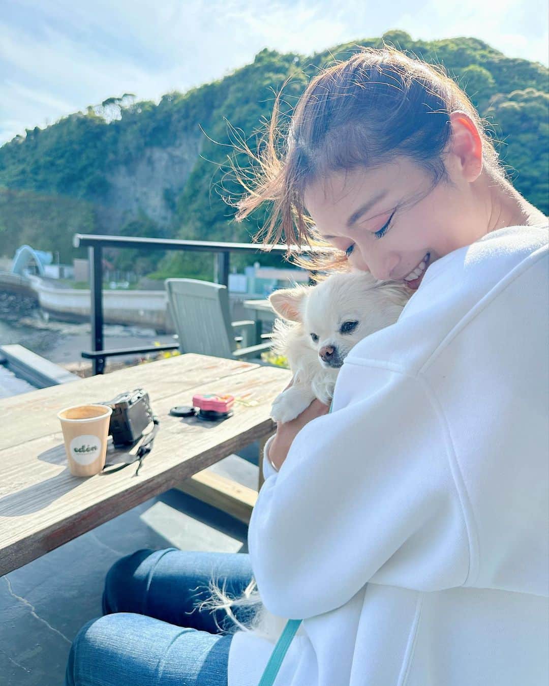 小早川怜子さんのインスタグラム写真 - (小早川怜子Instagram)「ぎゅーしちゃう❤️  大好き💕  #愛犬とお出かけ #足湯があったよ #風が強くてボサボサ #目がしょぼしょぼ」5月30日 15時01分 - reiko.kobayakawa