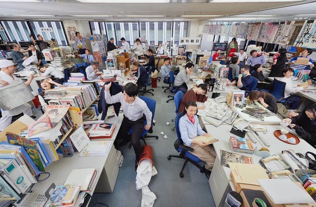 浅田政志のインスタグラム：「「週刊朝日」の編集部と関係する皆さんを撮影させて頂きました。 101年の歴史があり、日本最古の総合週刊誌が休刊になるとはとても寂しいです。。 写真は最も活気があった昭和の編集部の姿に皆さんになりきってもらっています！ ぜひ書店で‼️」