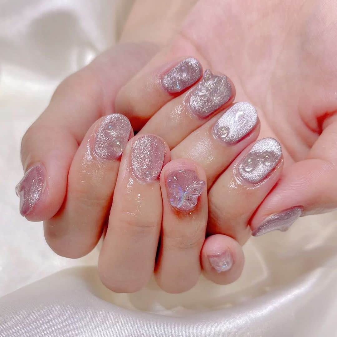 根岸愛のインスタグラム：「💅🫧💅 . newネイル💕 Lapis新宿店にて 担当はmanamiさん(@lapis_manami )です🫶 雫みたいなシャボン玉みたいなパーツが可愛い🫧 #nail #nails #lapisnail #magnetnails #handnail #ネイル #マグネットネイル #ハンドネイル #キラキラネイル #アシンメトリーネイル」