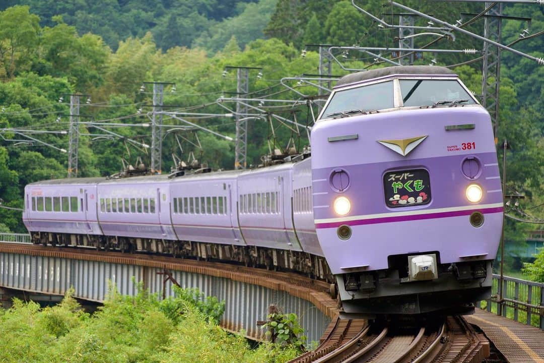 おもちゃんねるんのインスタグラム：「息子と2人で岡山撮り鉄弾丸ツアーしてきました！ 今回は伯備線の井倉駅と備中川面へ スーパーやくも色（紫のやつ）をメインにその他色々と👍 帰りは500系を希望されましたのでそれで😎 #やくも #スーパーやくも #国鉄色 #ドクターイエロー」