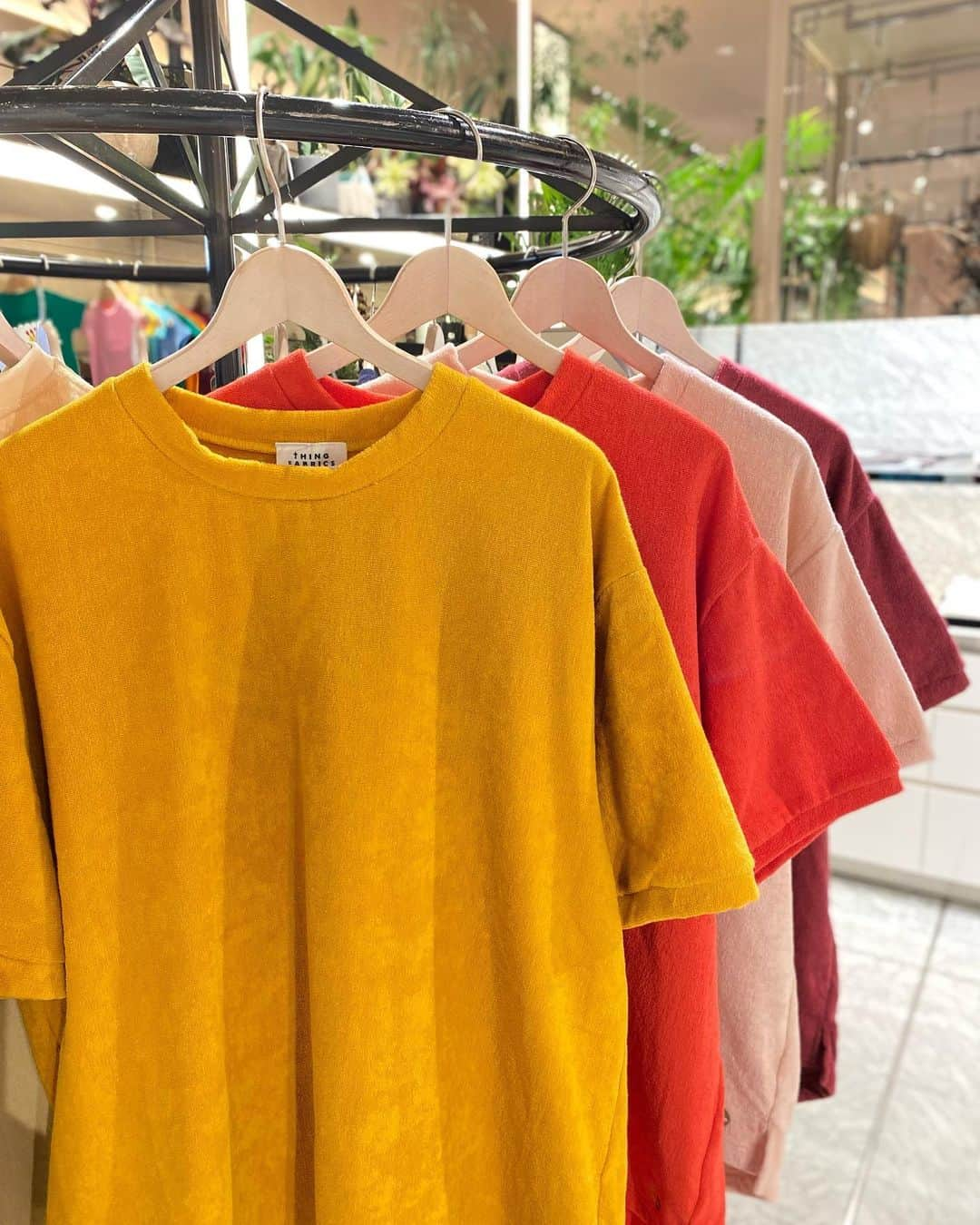 ISETAN PARK netさんのインスタグラム写真 - (ISETAN PARK netInstagram)「シーンにあわせて着こなしたい✨  「THE T-SHIRT」で自分好みのTシャツに出合おう！    今やカジュアルスタイルだけでなく、ビジネスシーンでもジャケットと合わせて着ることが多くなった「Tシャツ」。素材やシルエットもさまざまで、Tシャツ選びは簡単そうに見えて奥が深いですよね。  メンズ館で開催中の「THE T-SHIRT」では、ビジネスシーンで着こなす「OFFICE」、街中できれいめカジュアルに着る「CITY」、オフのリラックスシーンで着用する「PARK」、3つのシーンをイメージして今シーズンおすすめのTシャツをご提案しています。ぜひこの夏お気に入りの1枚を探してみてください。    「THE T-SHIRT」プロモーション  ■開催中～6月6日(火)  ■メンズ館1階 プロモーション  🛒一部アイテムは三越伊勢丹オンラインストアでもお取扱い中です。    【特集】ビジネスからプライベートまで使える！最新の無地Tシャツ＆スタイリング は @isetan_shinjuku ストーリー「POP UP」またはこちら▼  https://www.mistore.jp/shopping/feature/men_f/r_imn_108057205886.html    @isetanmens    #TheTshirt #Tシャツコーデ #無地Tシャツ #白Tシャツ #白Tコーデ #白Tee #白Teeコーデ #Tシャツマニア #isetanmens #伊勢丹メンズ #イセタンメンズ  #isetan #isetanshinjuku #이세탄 #신주쿠이세탄 #이세탄백화점 #イセタン #伊勢丹 #伊勢丹新宿 #新宿伊勢丹 #伊勢丹新宿店 #三越伊勢丹オンラインストア」5月30日 17時00分 - isetan_shinjuku