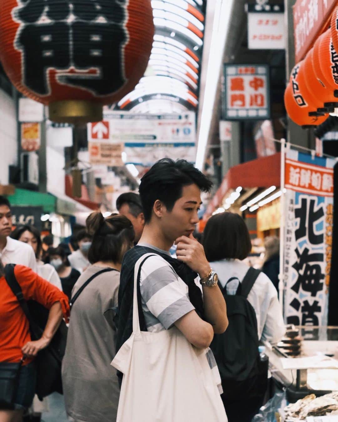 J E R E M Y ジェレミーさんのインスタグラム写真 - (J E R E M Y ジェレミーInstagram)「: The world is a book and those who do not travel read only one page - To me, Osaka is definitely better than Tokyo  . . . . .  #minimalism #撮影練習 #写真好き #photooftheday  #picoftheday#大阪 #黑門市場  #bestoftheday #nofilter #hongkonger #british  #londoner #travelgram #wanderlust #weekendescape #positivevibe #asethetic #visualgang #holiday #osaka #kuromonmarket #日本大好き #関西 #外国人 #旅行好きな人と繋がりたい」5月30日 15時25分 - jeremygenic