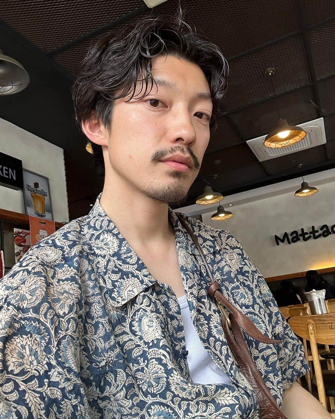 並木一樹のインスタグラム：「韓国二日目🇰🇷  一人で入れるご飯屋さんがなかなかなくってビビってますw  そして割と気に入ってたnicenessのレザーバックが、キャリーバックに引っ掛けてたら地面と擦ってて、かなりビンテージ加工になってました🤣✨ グレートだぜ👍🏻✨  明日まで満喫します♪  カムサハムニダ  #韓国旅行 #一人旅 #niceness」