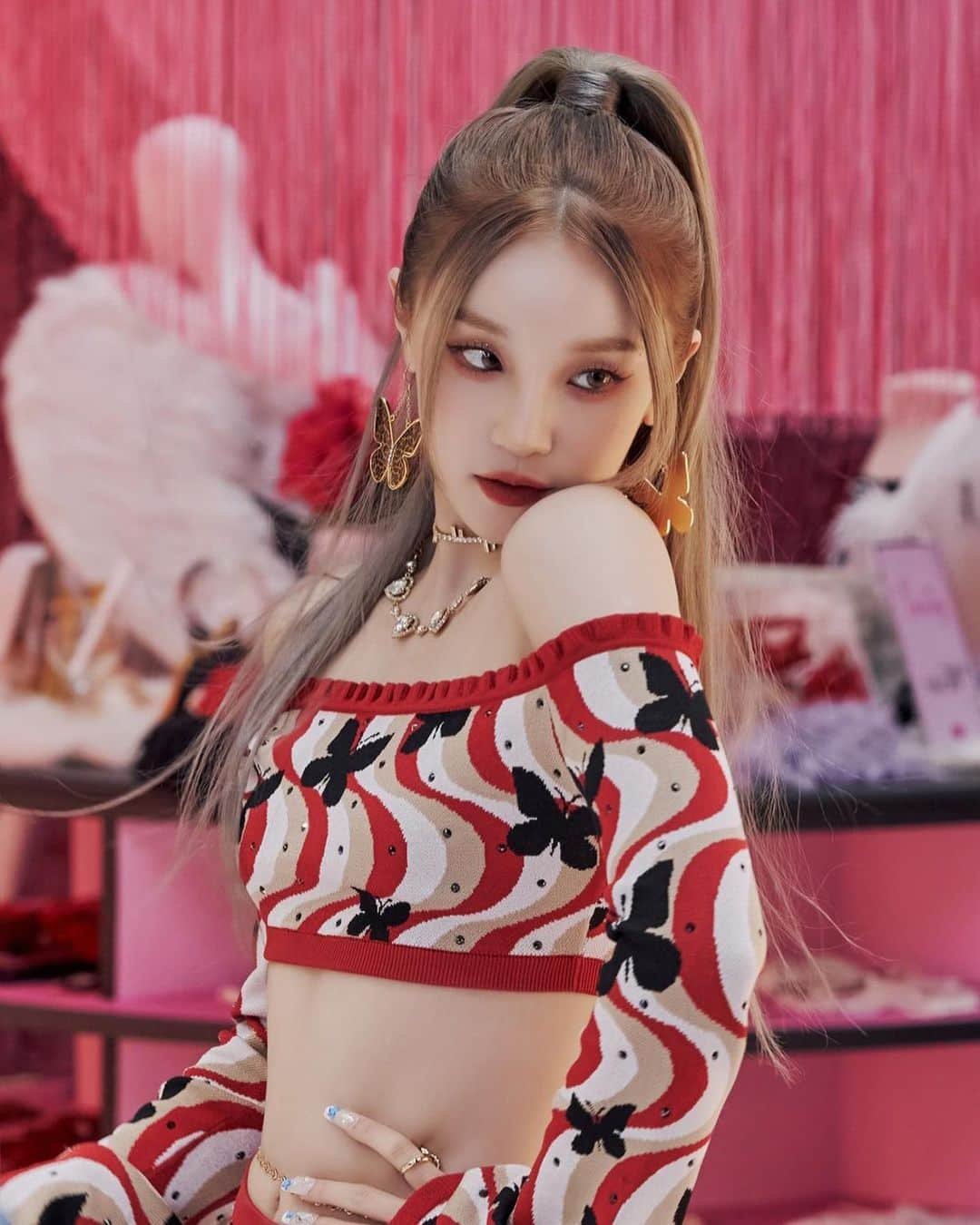 ウギのインスタグラム：「QUEENCARD MV Behind the Scenes  #여자아이들 #G_I_DLE #GIDLE #우기 #YUQI」