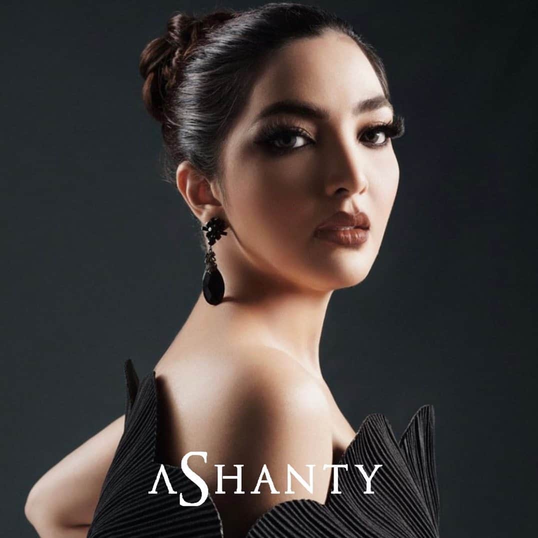 ASHANTY BEAUTY CREAM OFFICIALのインスタグラム：「“If you’re sad, add more lipstick and attack.” – Coco Chanel  of course using our best product “Lip Moist by Ashanty”💕」