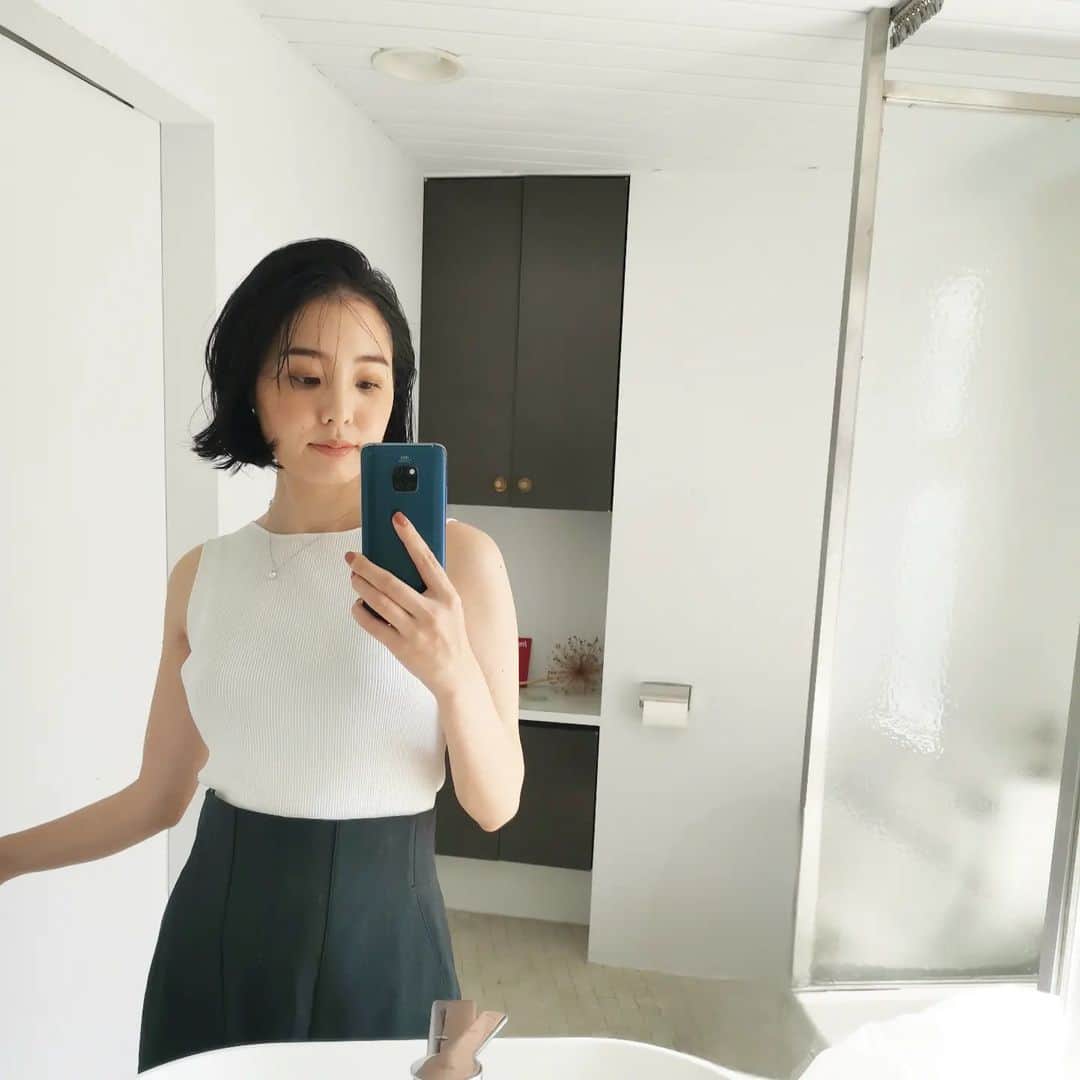 ayaka8880のインスタグラム：「. . 撮影で出会った @rope_jp のノースリーブニット。 . インナーも拾わない、脇肉も拾わない。 . ノーブルな肌見せがくぅぅぅ 個人的にアメスリより好きでした💯 . .」