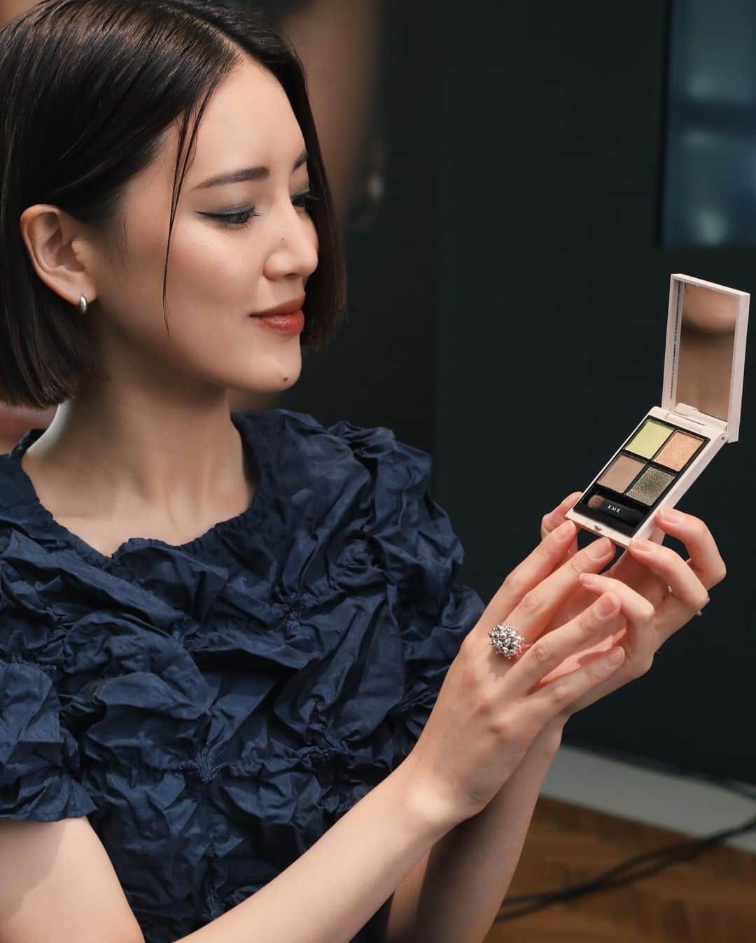 藤井夏恋のインスタグラム：「RMKの新製品発表会で、7/28発売の新作アイシャドウを一足先にお試しさせていただきました🖤マットやパールのさまざまな質感があって単色使いはもちろん、4色全部をレイヤリングしてワンカラーのモダンなスモーキーアイをつくるのがRMKの秋のおすすめだそうです！  実際に色を重ねてみると、スモーキーなのに透明感と奥行きのある目元になって綺麗。私の好きな感じ✨  私のお気に入りのパレットは、 "EX-02 エニグマティック" これから使うの楽しみ。 @rmkofficial  #RMK #アイシャドウ」