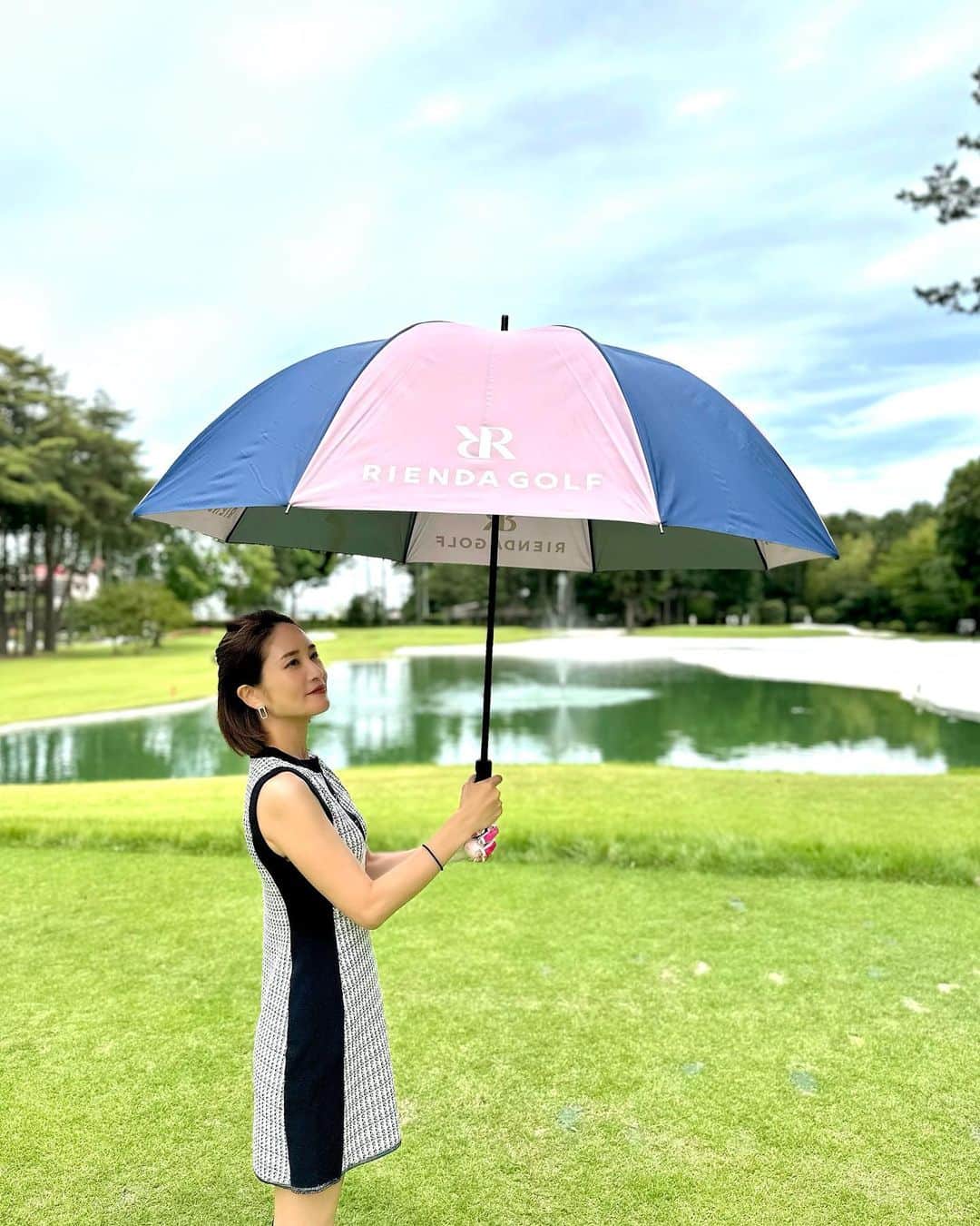 KAORI.OMURA 大村香織さんのインスタグラム写真 - (KAORI.OMURA 大村香織Instagram)「華やかなゴルフコンペに 参加させていただきました⛳️ @rienda_golf   スコアは相変わらずの まずまずでしたが 楽しいメンバーに恵まれ✨ 楽しい1日🏌️‍♀️  いただいたボールも 可愛いピンク色で 早速使いました☺︎  着ているウエアも リエンダゴルフですが ツイード調が可愛くて お気に入り☺︎  最近 ラウンドに行けていなかったけど やはり緑一杯の中 身体を動かす時間は 最高です😆  #ゴルフ#ゴルフ女子 #趣味#ゴルフが好き #リエンダゴルフ#ゴルフコンペ#ラウンド#ゴルフ好き女子 #アラフォー#フレンドシップカントリークラブ」5月30日 15時24分 - kaori.omura