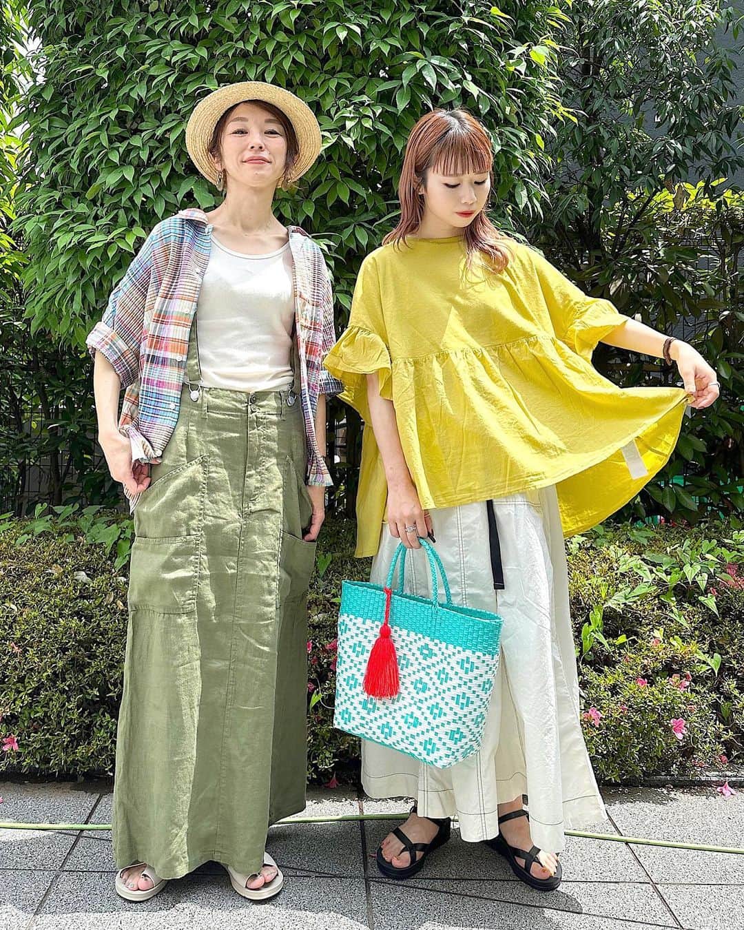 ニコアンドさんのインスタグラム写真 - (ニコアンドInstagram)「【Wmens recommend item】  皆様、夏服はご準備されていますでしょうか？👚  今回は、インフルエンサー2名による 初夏におすすめのスタイリングをご紹介！☀️  ぜひお買い物のご参考にしてください☺️🤍  左STAFF：erinko( @eri___niko ) ▫️サッカーチェックドルマンシャツ ¥5,500 TAXIN ▫️FINEリネンサススカート ¥7,150 TAXIN ▫️オリジナル差し込みトングサンダル ¥3,740 TAXIN  右STAFF：YUKA( @yukaaa__0602 ) ▫️ギャザー布帛コンビプルオーバー ¥3,960 TAXIN ▫️ベルトフレアアソートスカート ¥5,940 TAXIN ▫️メルカドトートバッグM ¥3,960 TAXIN ▫️オリジナルクロスストラップサンダル ¥3,960 TAXIN  _____________________ 📍 @nikoandtokyo  OPEN 11:00 CLOSE 21:00 _____________________  #nikoand #ニコアンド #nikoandtokyo #ニコアンドトーキョー #渋谷 #かわいい #fashion #tokyo #ootd #東京 #低身長コーデ #ニコアンドコーデ #ビックシルエット  #大人カジュアル #カジュアルコーデ #大人カジュアルコーデ #シンプルコーデ #ママコーデ #ママファッション #チェックシャツコーデ #リネン服 #フレアスカートコーデ #フレアスカート #サスペンダーコーデ #夏コーデ #シミラールックコーデ #プチプラコーデ #cruel #トートバッグコーデ #体型カバーコーデ」5月30日 19時00分 - nikoandtokyo