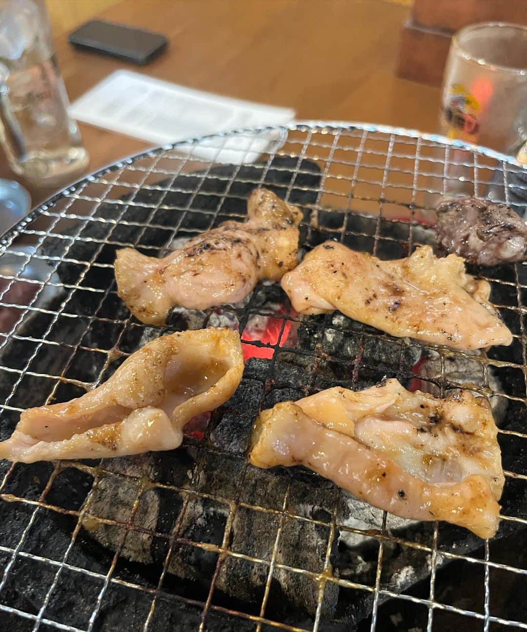 やまだひさしのインスタグラム：「孤独のグルメ 七輪でホルモン焼いてホッピー飲むだけで今日も最高。 アジアでこの鮮度と味を再現してくれる人、 誰かいないかなぁ。。 #やまだひさし #ラジオ #DJ #無類 #ホルモン #大好き」