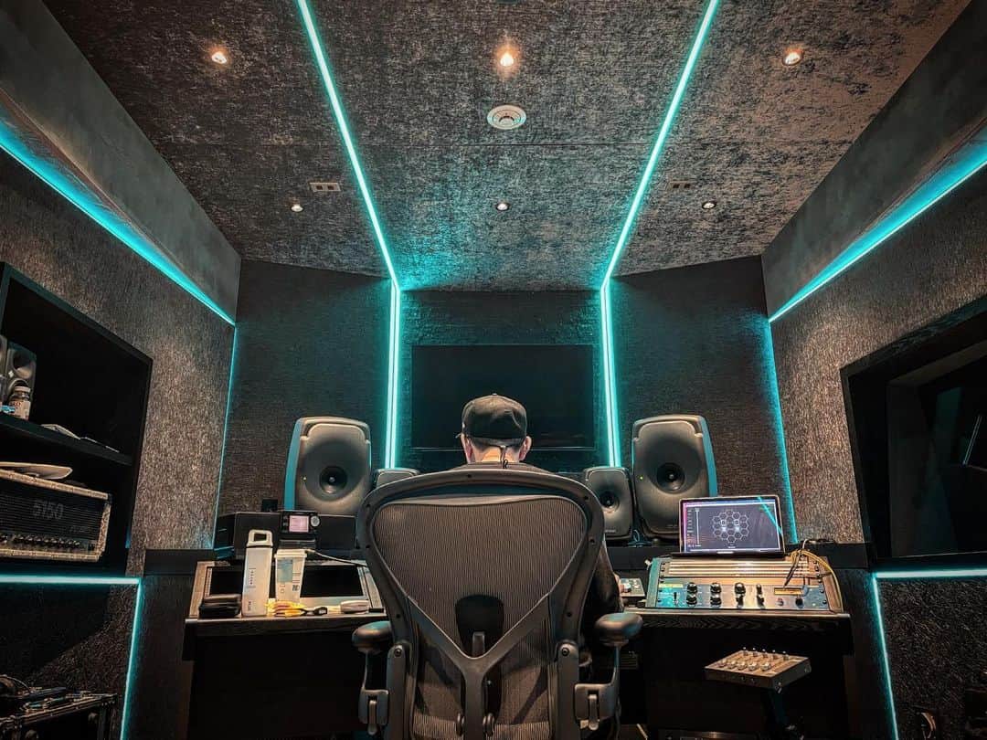 MAH さんのインスタグラム写真 - (MAH Instagram)「Working on some new songs」5月30日 15時57分 - mahfromsim