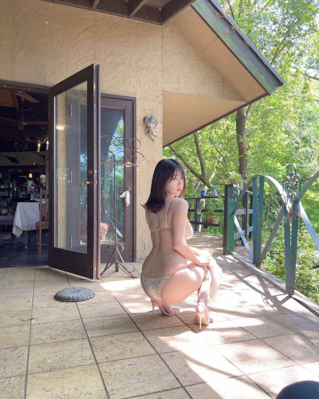 鈴木ふみ奈のインスタグラム：「#週刊SPA！ 合併号にて #グラビアン魂 発売中です🔥  12年前のグラビアをリアルタイムで買ってくれた方ってどの位いるんだろう...🤔  こちらチェキの応募もあるので、挑戦してみてね♡  #鈴木ふみ奈 #gravure #japanesegirl」