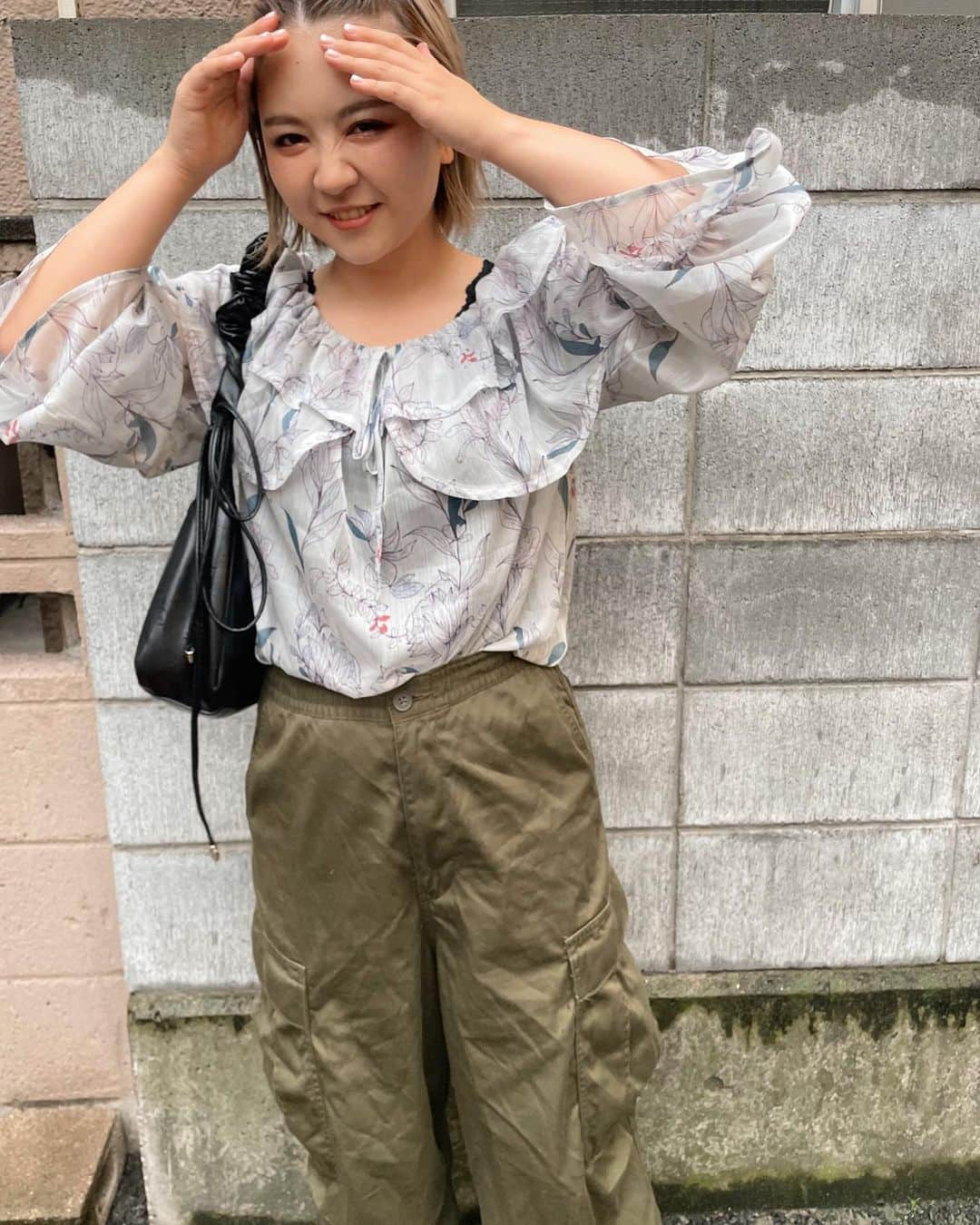 Shioneさんのインスタグラム写真 - (ShioneInstagram)「@shein_japan で購入したお洋服を毎日毎日いろんなパターンで着てる👗💕 . . このトップスはシフォンで甘めになりがちなので カーゴパンツと合わせたよ☺︎🌼 商品ID：15349437 . .  クーポンコード：shiiochan を入力すると、お買い上げ金額1～5,999円までは セール価格より15%OFF、 6,000円以上は20%OFFが適用されます🤍 利用期限：6月末日 . . 毎日いろーーんなテイストのお洋服が着たいから、プチプラがありがたい❤️‍🔥❤️‍🔥 #プチプラファッション #低身長コーデ #SHEIN #SHEINforAll #花柄トップス #カーゴパンツ #甘辛コーデ #低身長 #ハイトーン #ボブヘアアレンジ」5月30日 16時09分 - shione__1101