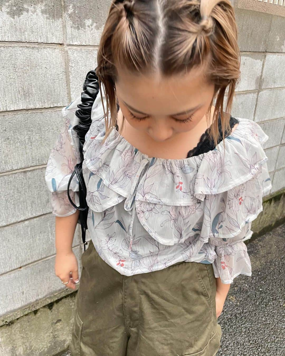 Shioneさんのインスタグラム写真 - (ShioneInstagram)「@shein_japan で購入したお洋服を毎日毎日いろんなパターンで着てる👗💕 . . このトップスはシフォンで甘めになりがちなので カーゴパンツと合わせたよ☺︎🌼 商品ID：15349437 . .  クーポンコード：shiiochan を入力すると、お買い上げ金額1～5,999円までは セール価格より15%OFF、 6,000円以上は20%OFFが適用されます🤍 利用期限：6月末日 . . 毎日いろーーんなテイストのお洋服が着たいから、プチプラがありがたい❤️‍🔥❤️‍🔥 #プチプラファッション #低身長コーデ #SHEIN #SHEINforAll #花柄トップス #カーゴパンツ #甘辛コーデ #低身長 #ハイトーン #ボブヘアアレンジ」5月30日 16時09分 - shione__1101