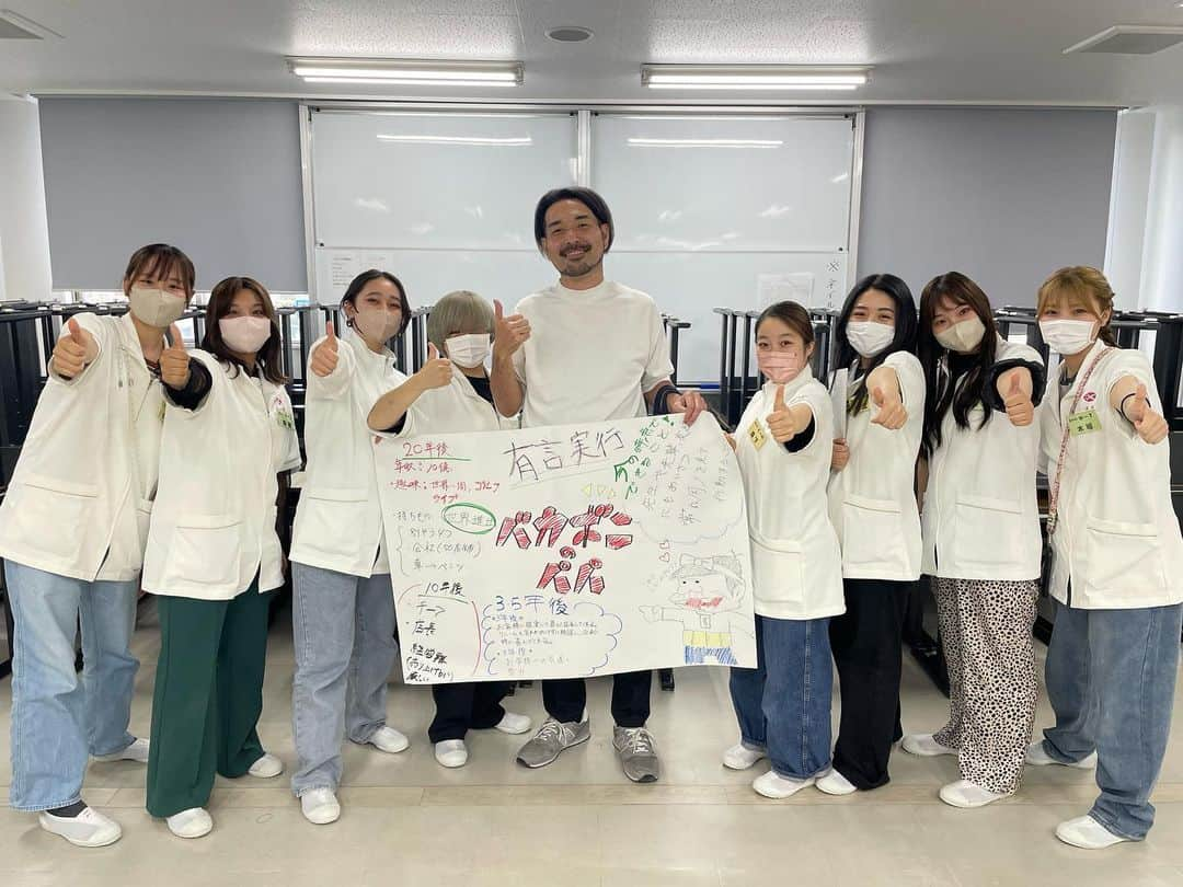 kouzuma ショートマスターのインスタグラム：「今日も最幸の仲間創り❣️  鹿児島の暑さにやられたね〜♪  働きながら学校通うなんてすごい奴もいて やっぱり鹿児島最幸だなぁ。。  また来ます❣️  コウズマカット★￥6,600 ツヤ髪エステ☆￥11,000～ 髪質改善縮毛矯正★¥22,000～ 白髪染め★¥6,600～ トリートメント★￥3,300～ ※税込価格 #ヘアーアン #ショートカット #ショートボブ #切りっぱなしボブ　 #髪質改善 #下赤塚美容院 #成増美容院 #平和台美容院 #下赤塚ショートボブ #成増ショートボブ #平和台ショートボブ #東武東上線美容院 #志木 #志木美容室 #志木ショートカット #鹿児島県美容専門学校」