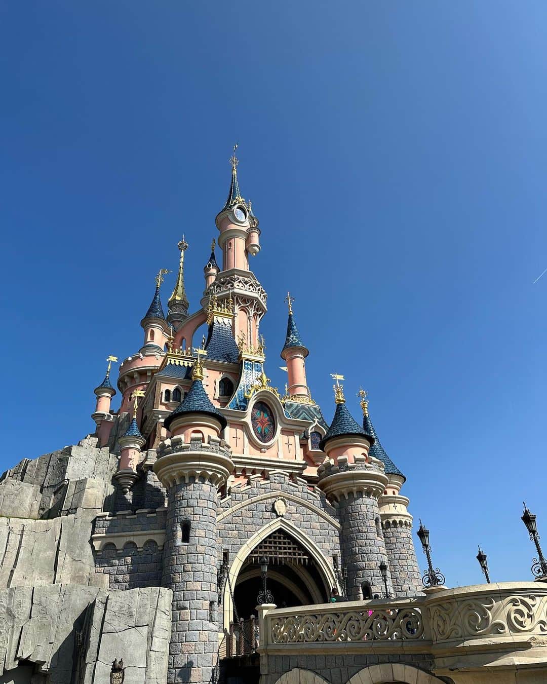 KIHOさんのインスタグラム写真 - (KIHOInstagram)「Disneyland Paris でVIPツアーしたよ🐭🩷. ピンクでとっても可愛かったー♡」5月30日 16時18分 - i_am__k