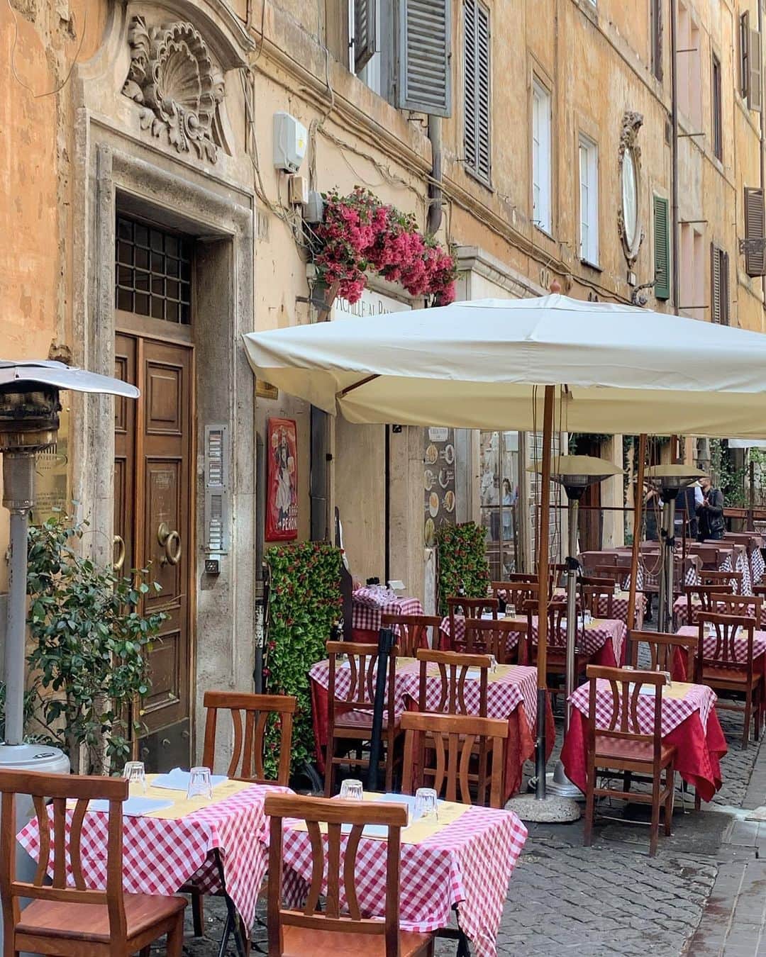 ミナ さんのインスタグラム写真 - (ミナ Instagram)「자주 가는 동네들은 골목 골목이 참 예쁘다. 구석구석 발 닿는대로 돌아다니며 골목 사이 숨겨진 예쁨을 발견하는 뿌듯함🏡  로마에서는 지나가다 슥 본 건물들 색 조합이 너무 예뻤고 버스킹 소리에 이끌려 들어간 이름 모를 공원이 예뻤지  로마는 길거리에서 항상 음악소리가 들려서 낭만있는 장면들이 많았다🎼  #blossomh_Italy」5月30日 16時11分 - blossomh_