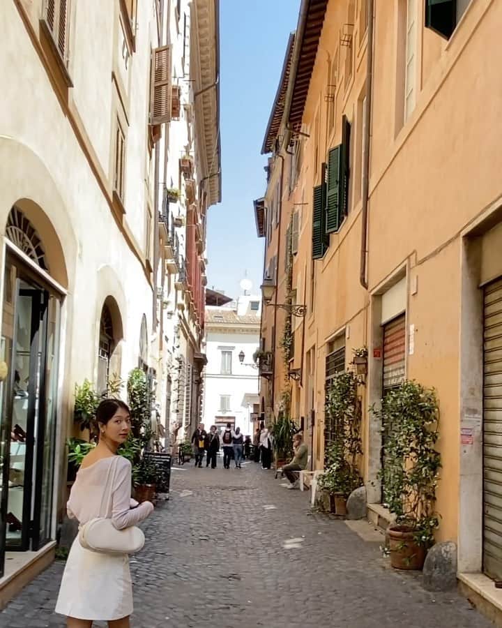 ミナ のインスタグラム：「자주 가는 동네들은 골목 골목이 참 예쁘다. 구석구석 발 닿는대로 돌아다니며 골목 사이 숨겨진 예쁨을 발견하는 뿌듯함🏡  로마에서는 지나가다 슥 본 건물들 색 조합이 너무 예뻤고 버스킹 소리에 이끌려 들어간 이름 모를 공원이 예뻤지  로마는 길거리에서 항상 음악소리가 들려서 낭만있는 장면들이 많았다🎼  #blossomh_Italy」