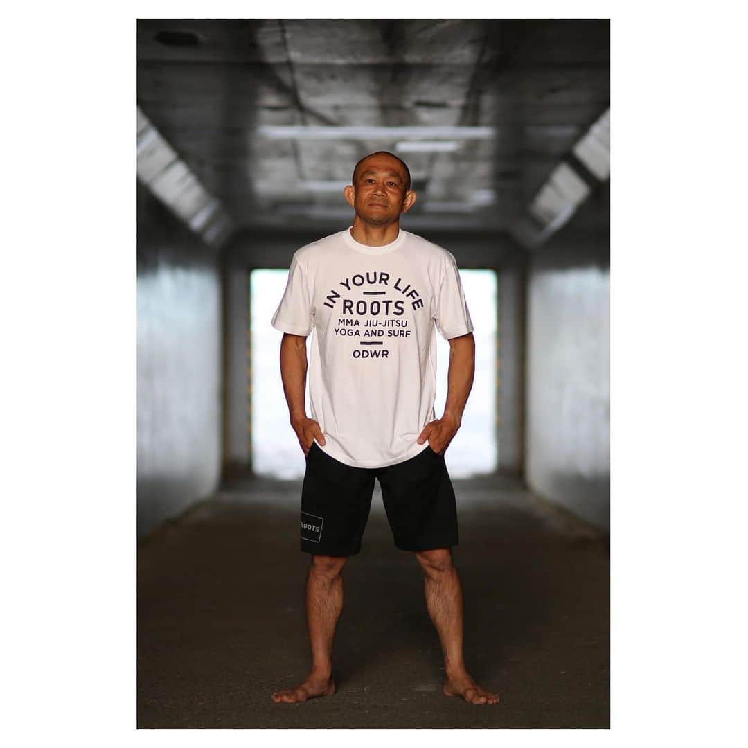 佐藤ルミナのインスタグラム：「NEW RELEASE📢  O D W R🏯TEE （White）  着用サイズはおろしたてのL。 ワンウォッシュで少しだけ縮みます。  サイズ：S、M、L、XL  カラー：ブラック、ホワイト ボディー：コットン 価格：3,850円（税込）  ⁡ 8,000円以上購入で送料無料！！ 購入はプロフィールのリンクから🛒 #rootsgym‬⁩ #小田原 #かまぼこ通り」